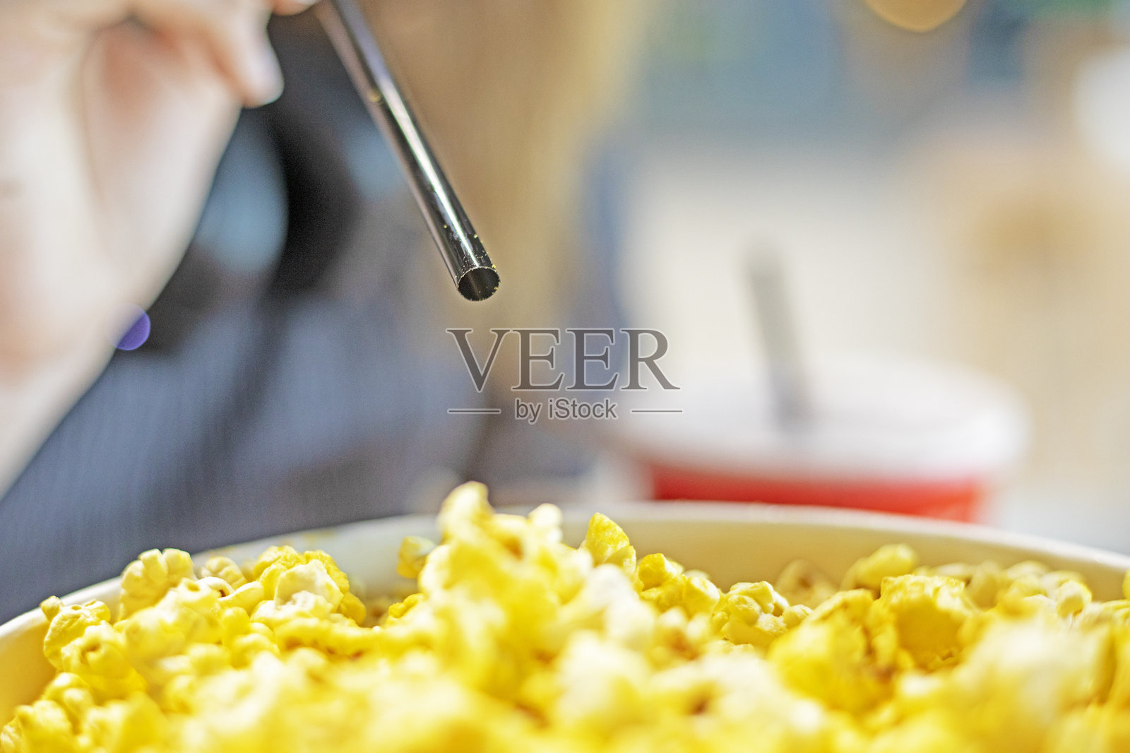 用叉子搅拌阿贾尔风格的卡恰普里中的奶酪和鸡蛋照片摄影图片