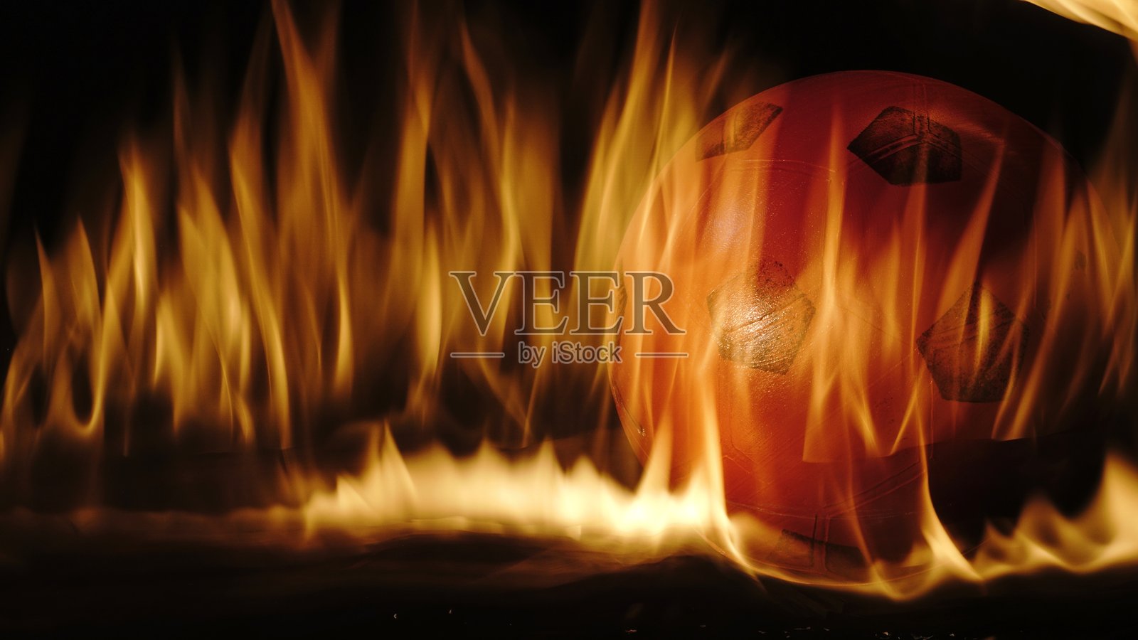 黑色背景上的火焰照片摄影图片