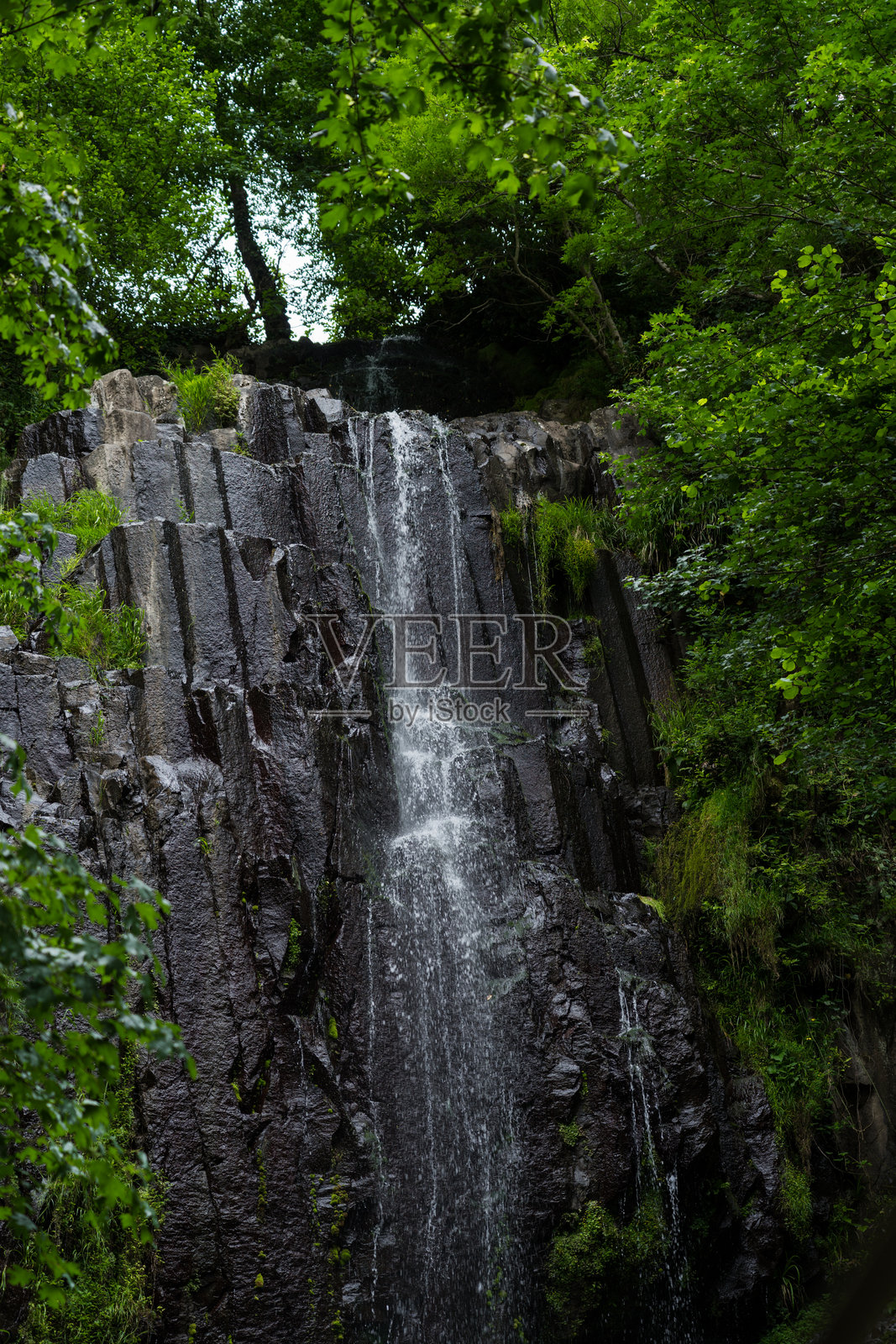 乔治亚州森林中的小山瀑布，周围有突起的岩石照片摄影图片