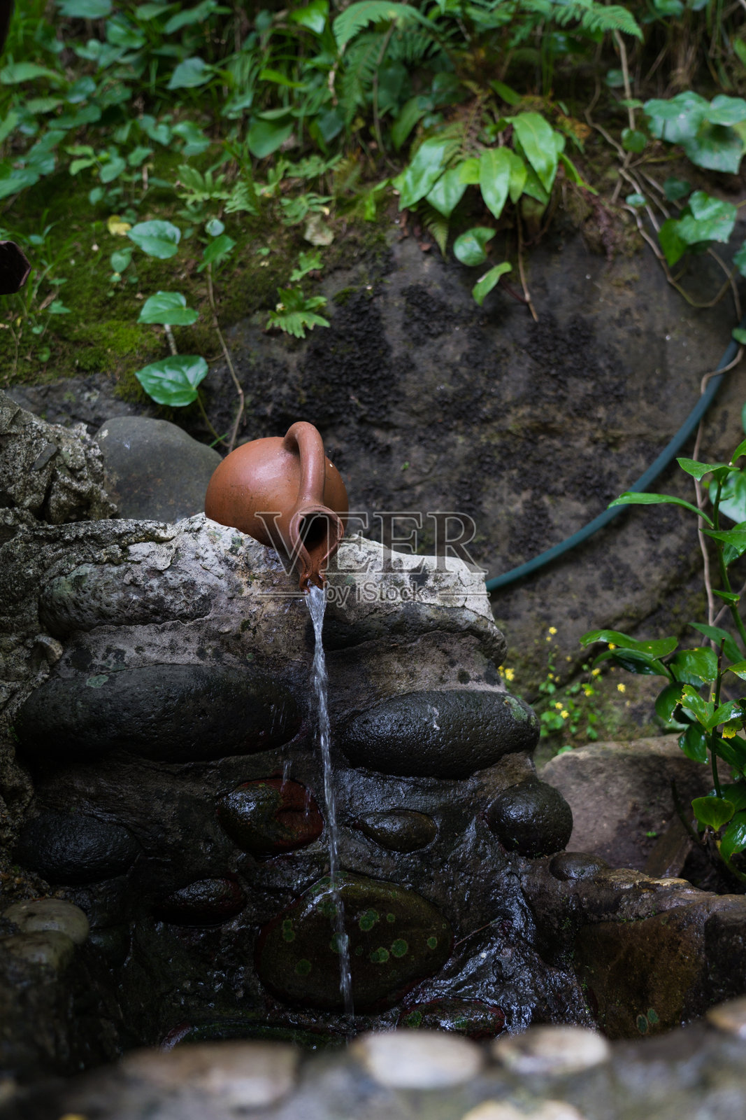 乔治亚州的山泉从壶中倾泻而出照片摄影图片