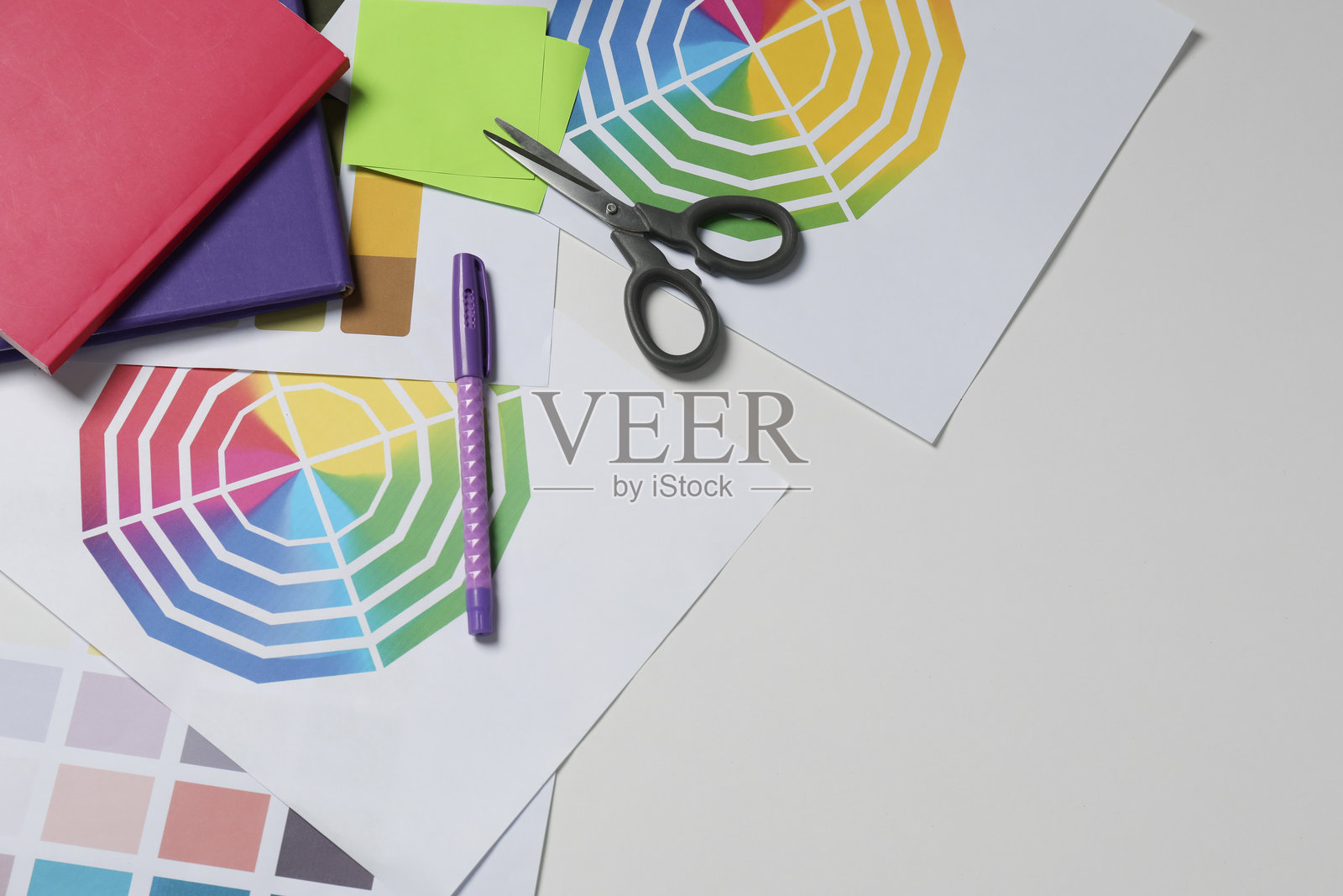 设计师的工作空间，白色桌子上摆放着不同的调色板和文具，俯视图。留有文字空间。照片摄影图片