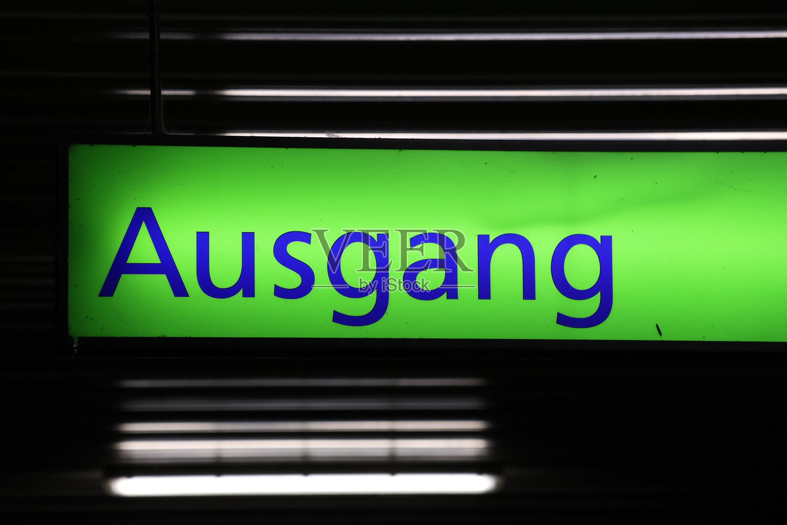 发光的街道标志照片摄影图片