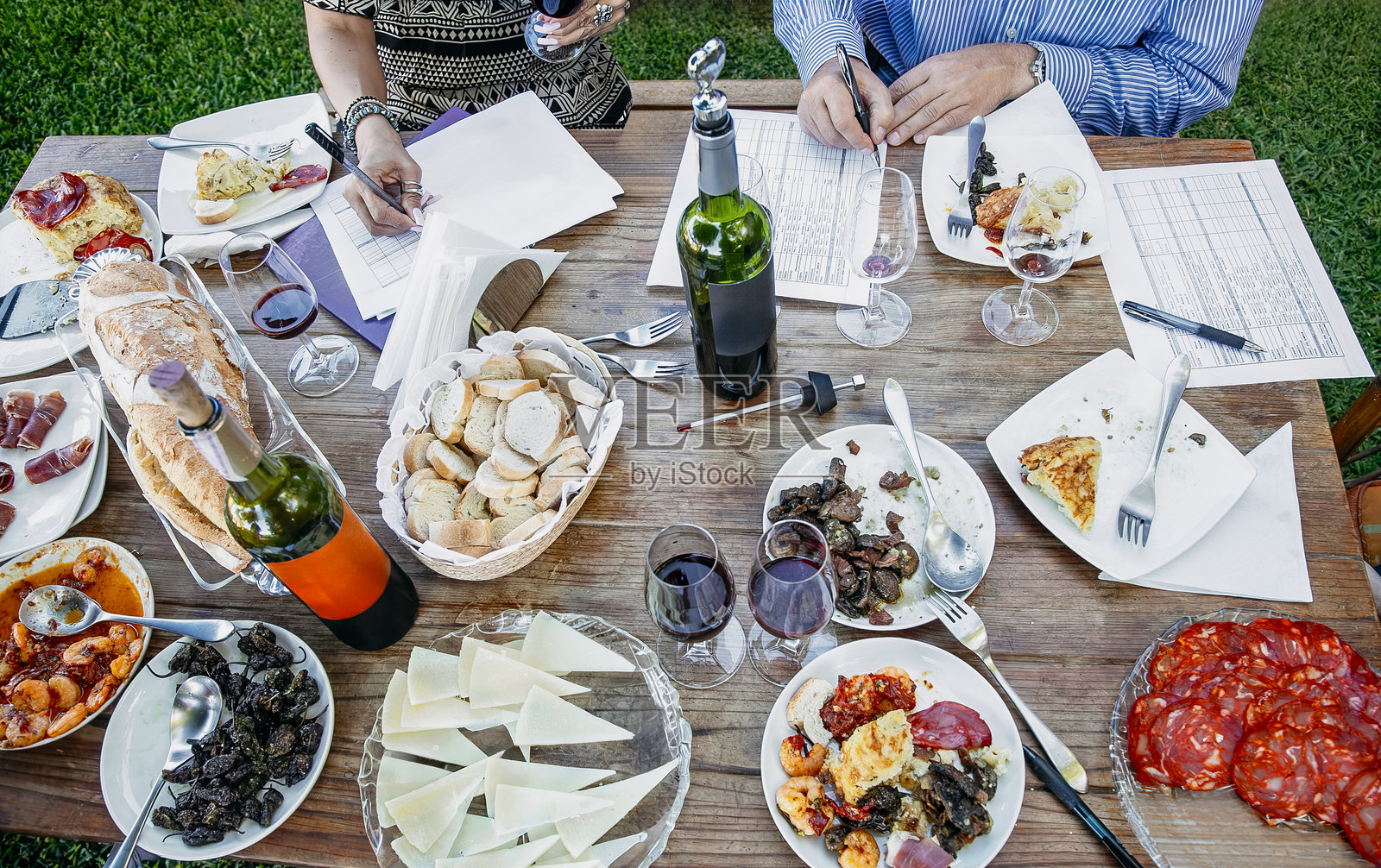 葡萄酒品鉴专家在品鉴会上评估西班牙食品和饮品照片摄影图片