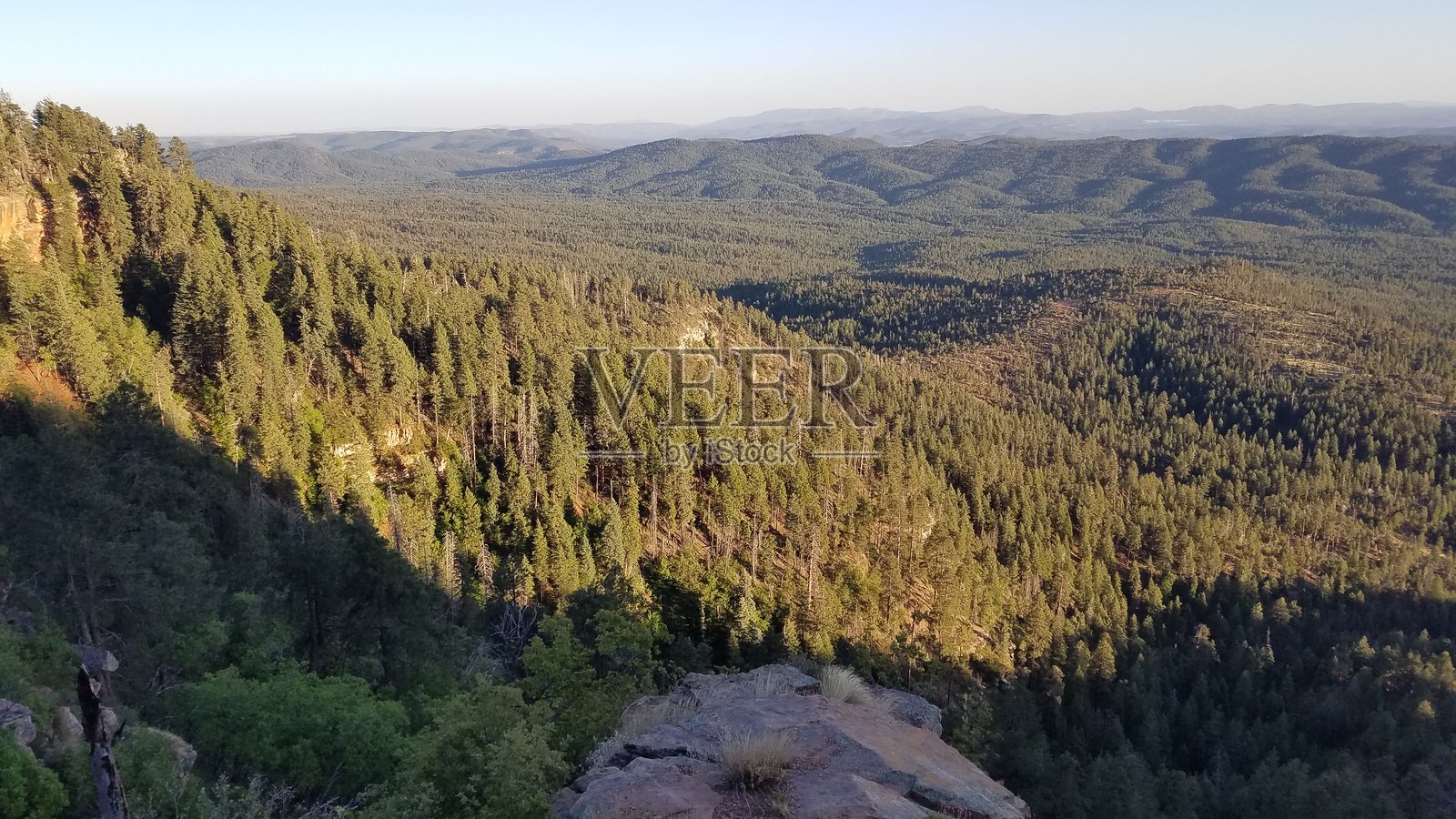 莫戈隆边缘，俯瞰下面的松树和风景，佩森，亚利桑那州照片摄影图片