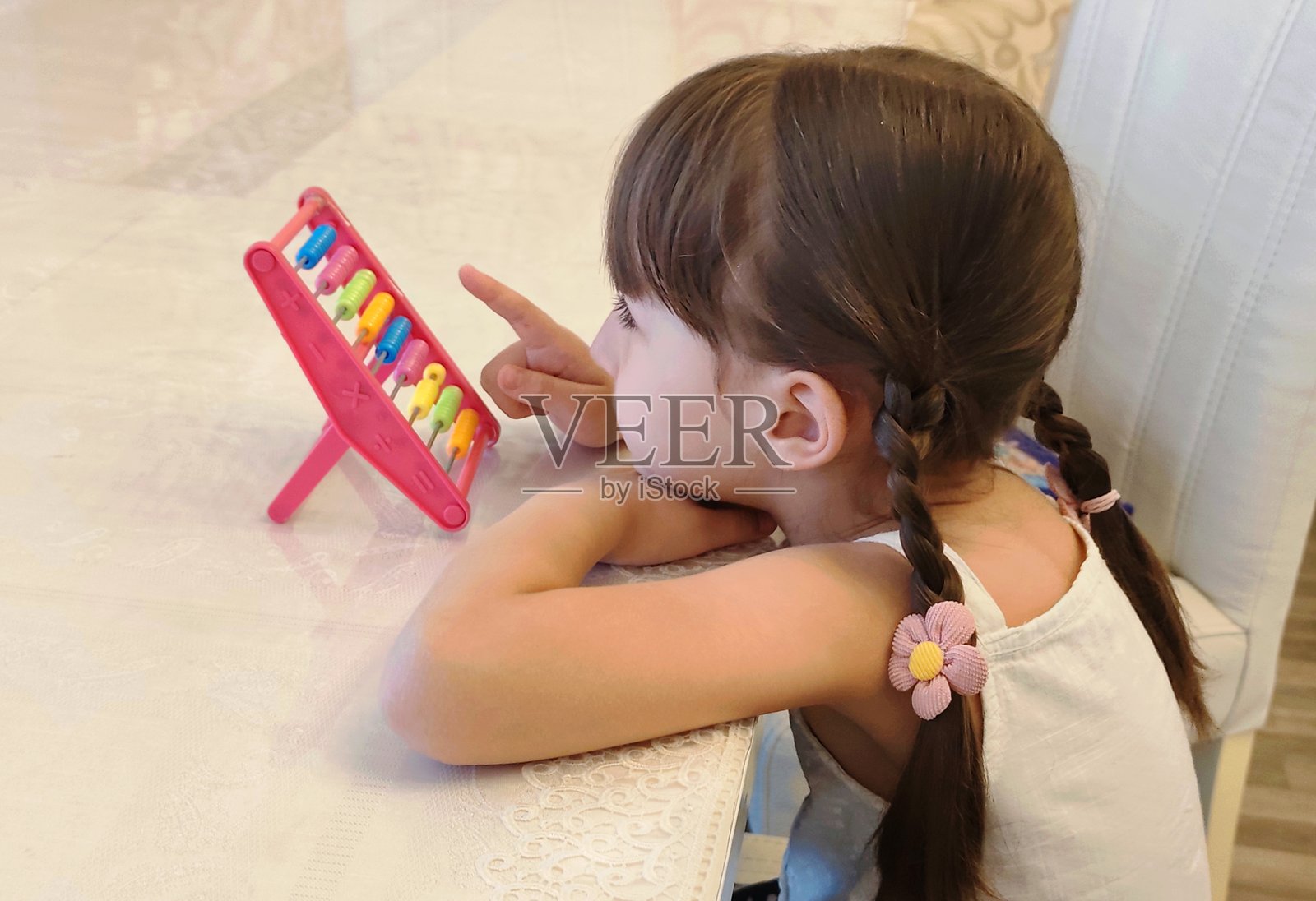 幼儿女孩使用计数工具。家庭教育照片摄影图片