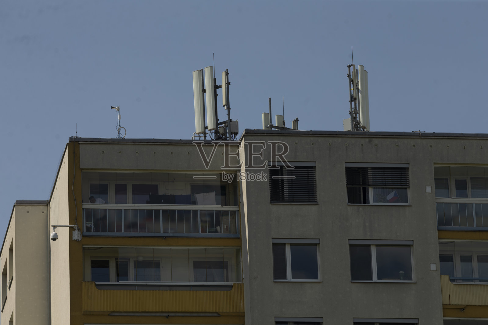 公寓楼屋顶安装的通信天线照片摄影图片