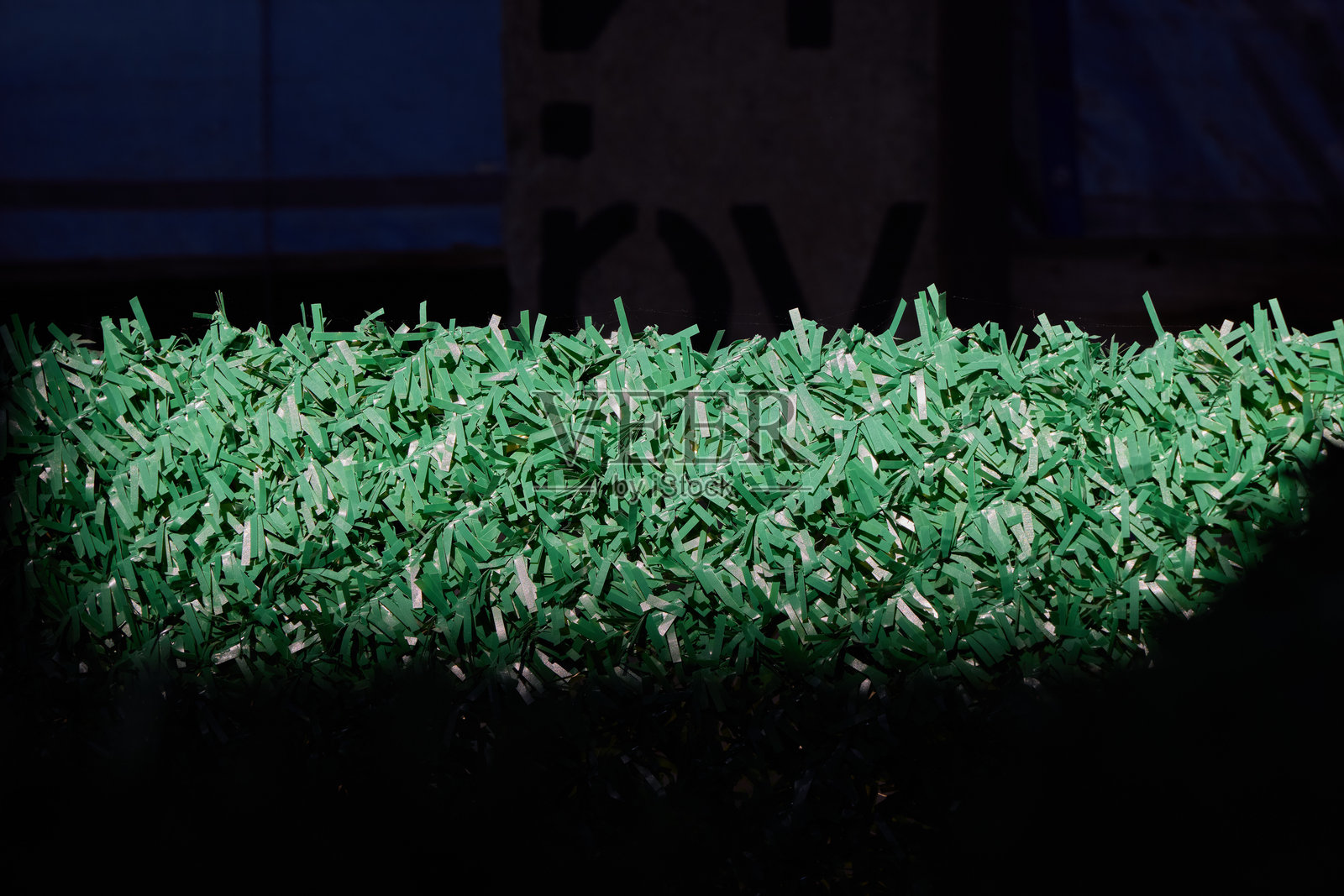 色彩斑斓、美丽的绿色田野，配有戏剧性的光影效果和迷人的色彩照片摄影图片