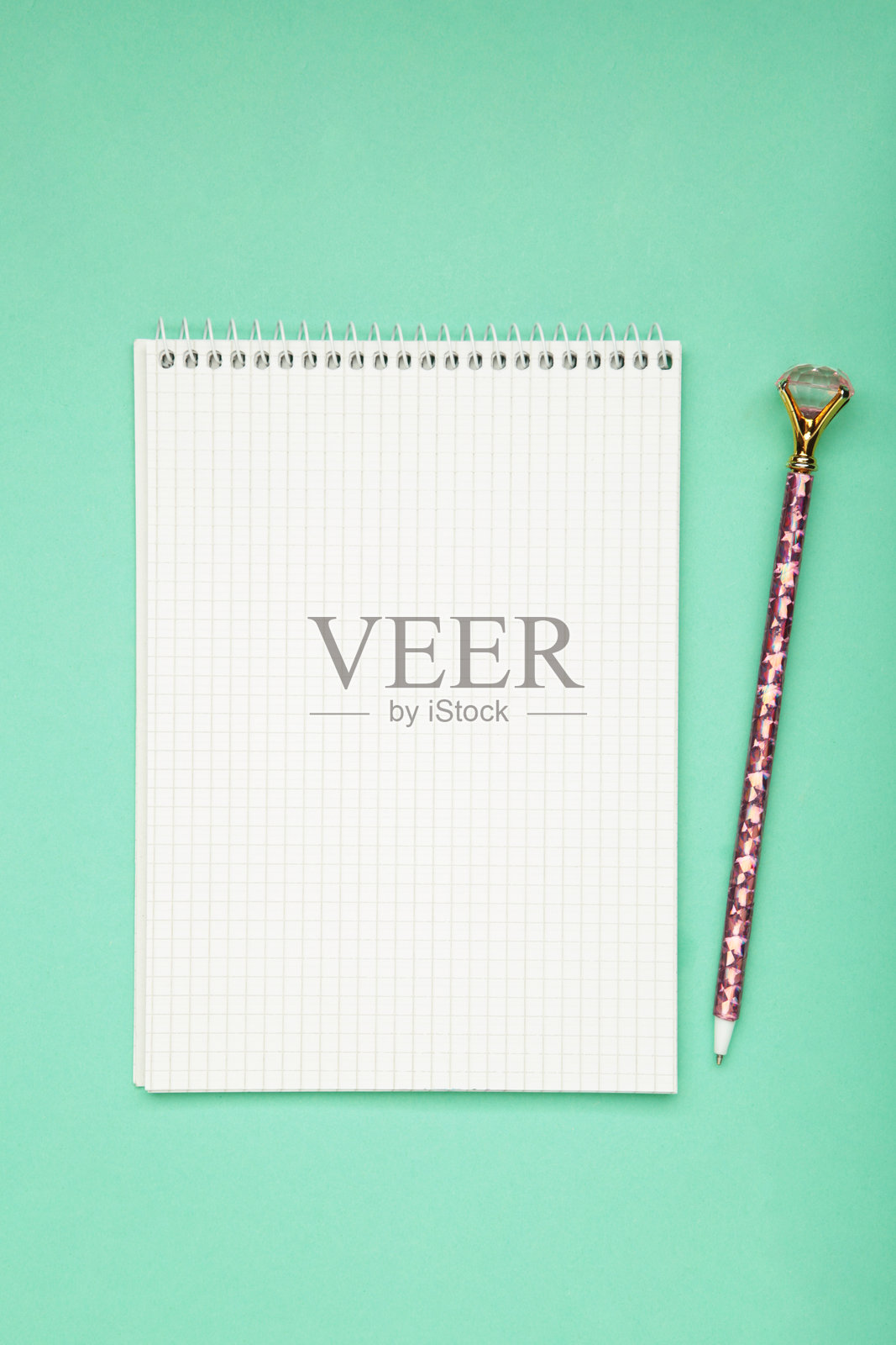 一只放在薄荷色背景上的空白页笔记本和钢笔。留白，布局，样机。照片摄影图片
