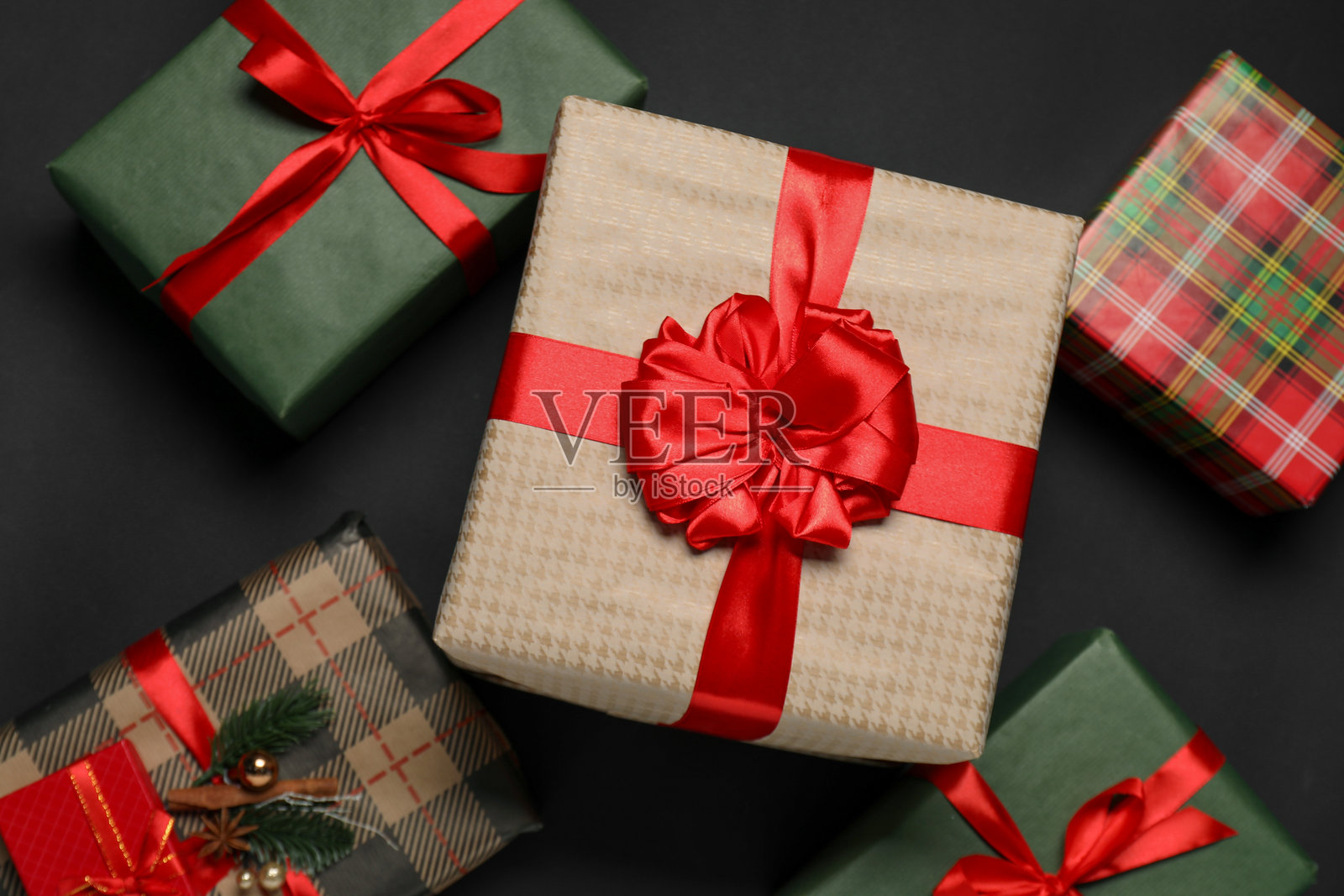 黑色背景上的圣诞礼品盒，平铺展示照片摄影图片