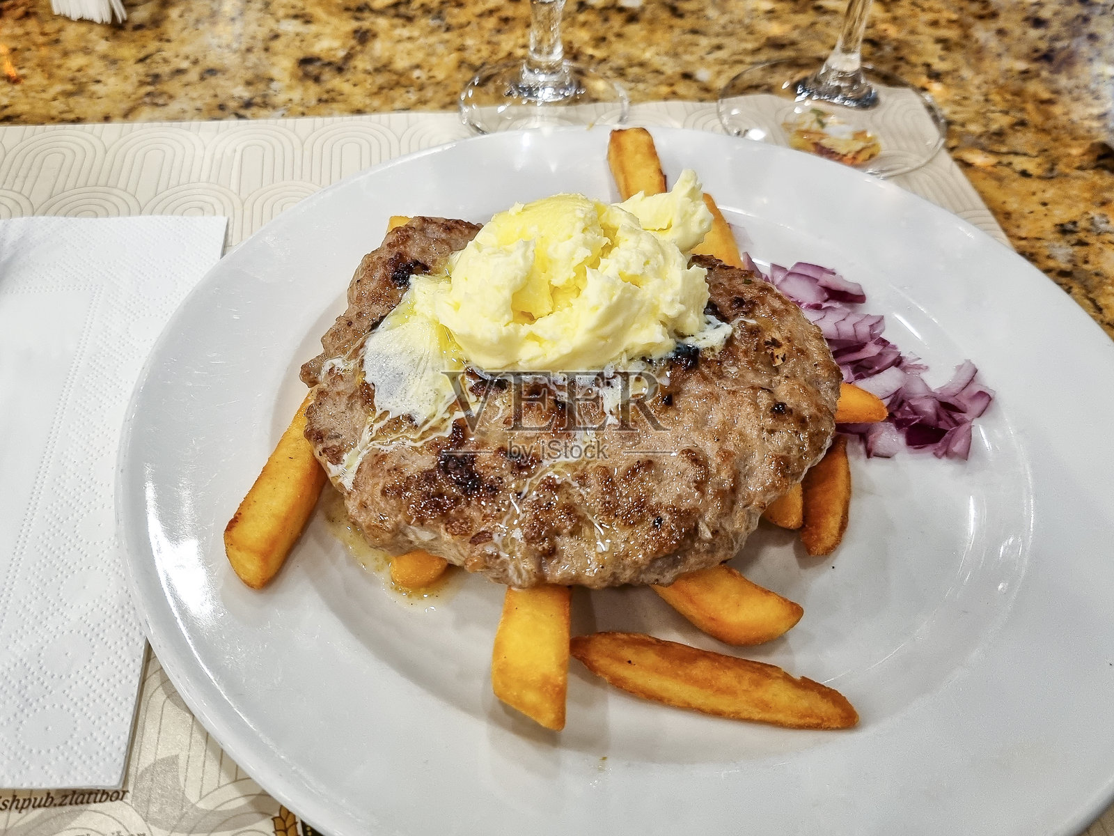 从上方看巴尔干烤肉饼配凯马克奶酪照片摄影图片