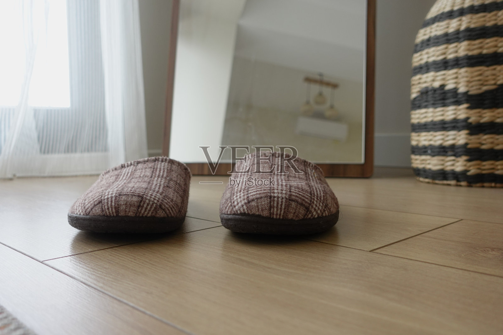 温暖的拖鞋放在明亮房间的镜子前照片摄影图片