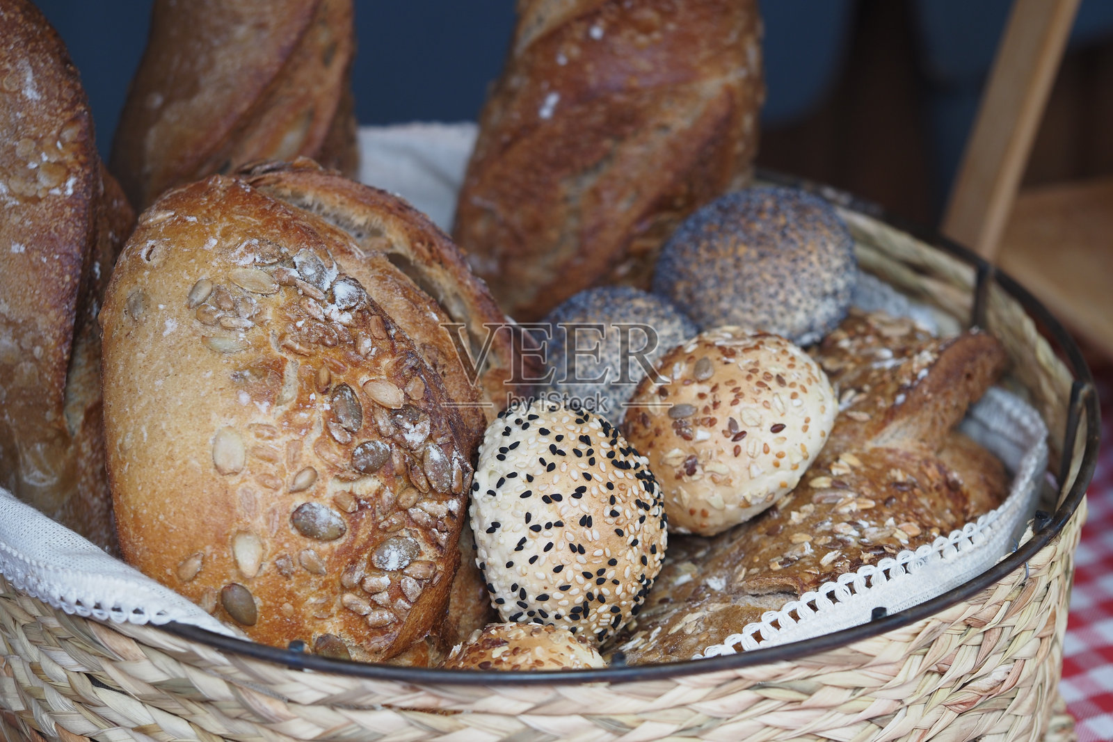 市场上编织篮子里的新鲜手工面包照片摄影图片