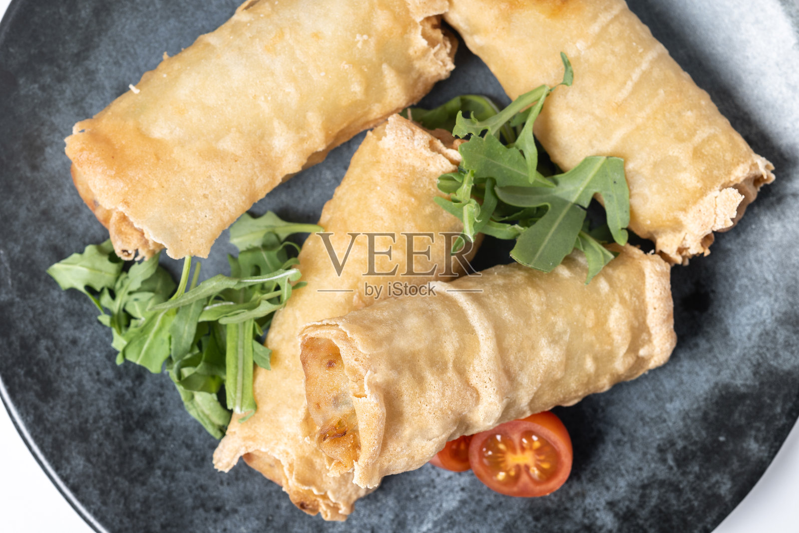 陶瓷盘上的脆皮蔬菜春卷，孤立展示照片摄影图片