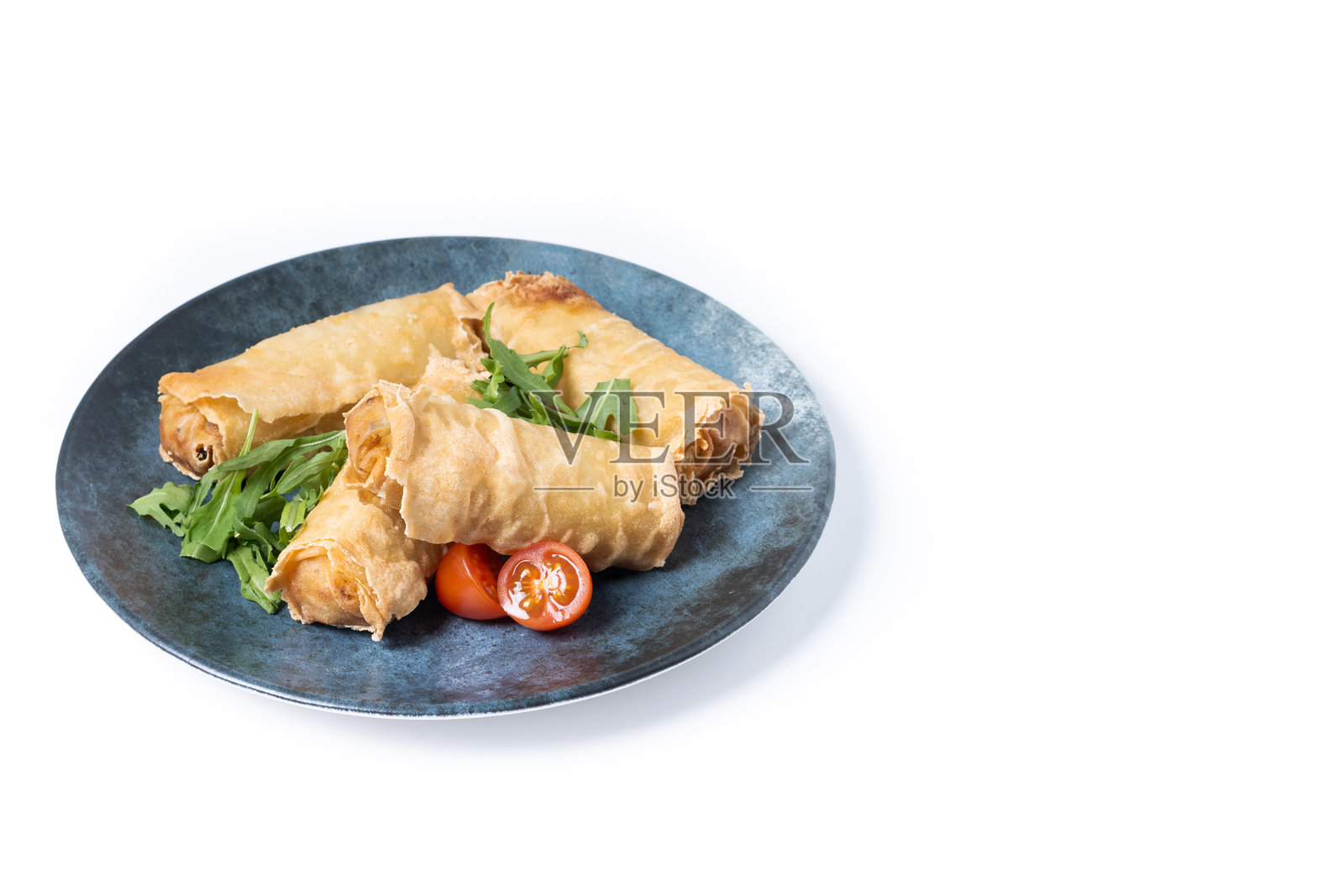 白色背景上放置的脆皮春卷陶瓷盘照片摄影图片