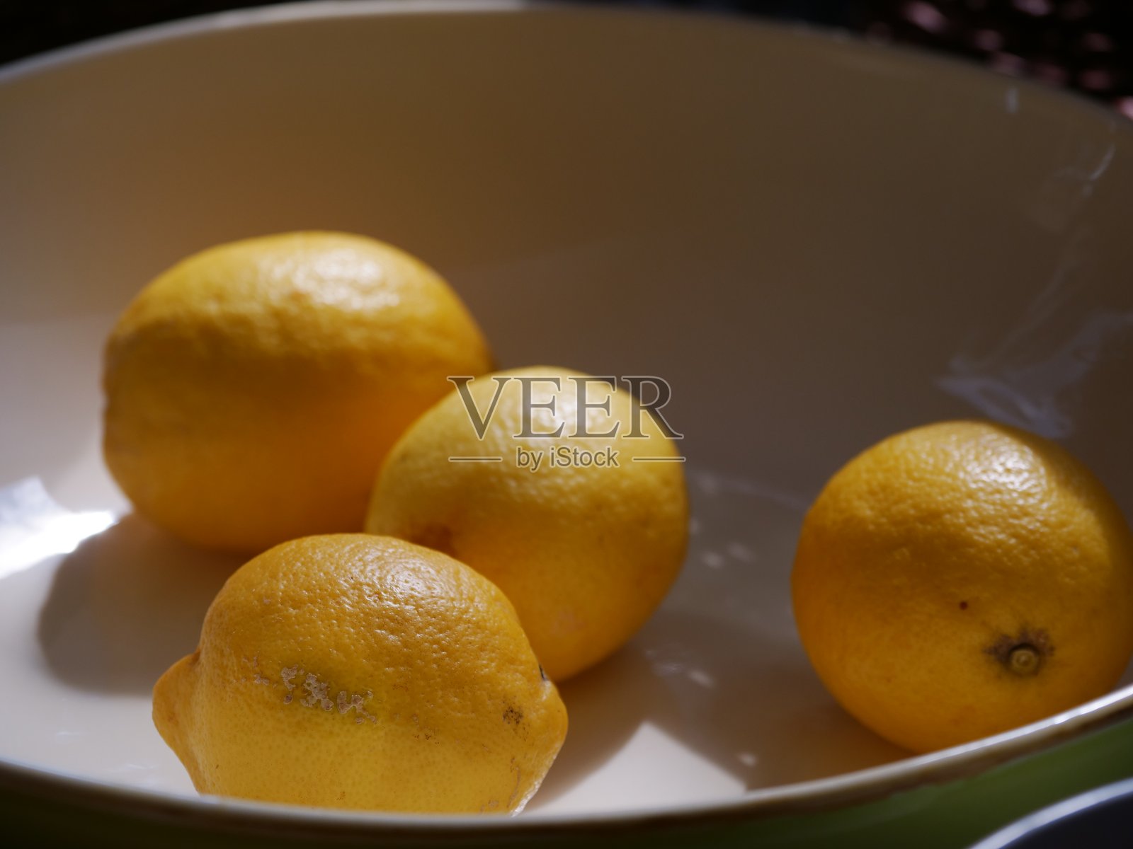四个柠檬放在一个碗里照片摄影图片