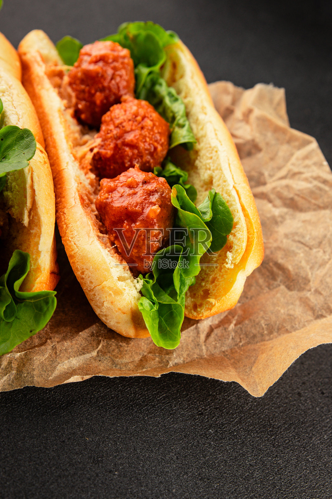 肉丸三明治 快餐肉类 新鲜美味的美食 背景在桌子上 乡村风格的食物 顶视图 留白空间照片摄影图片