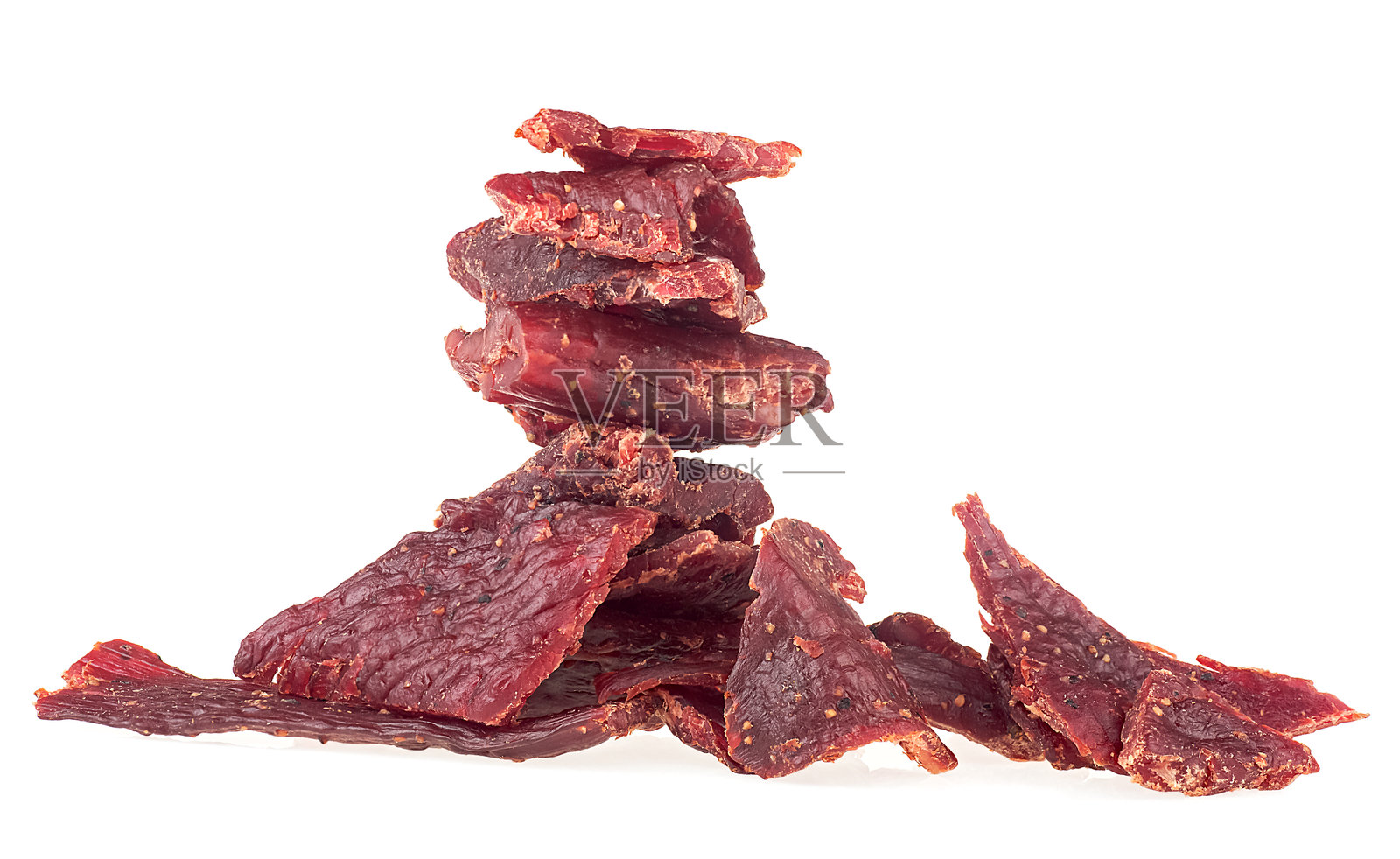 一部分辛辣牛肉干，孤立在白色背景上。干燥的牛肉块。照片摄影图片