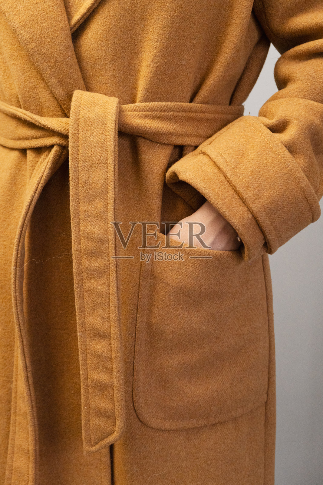 手插在温暖羊毛外套的口袋里照片摄影图片