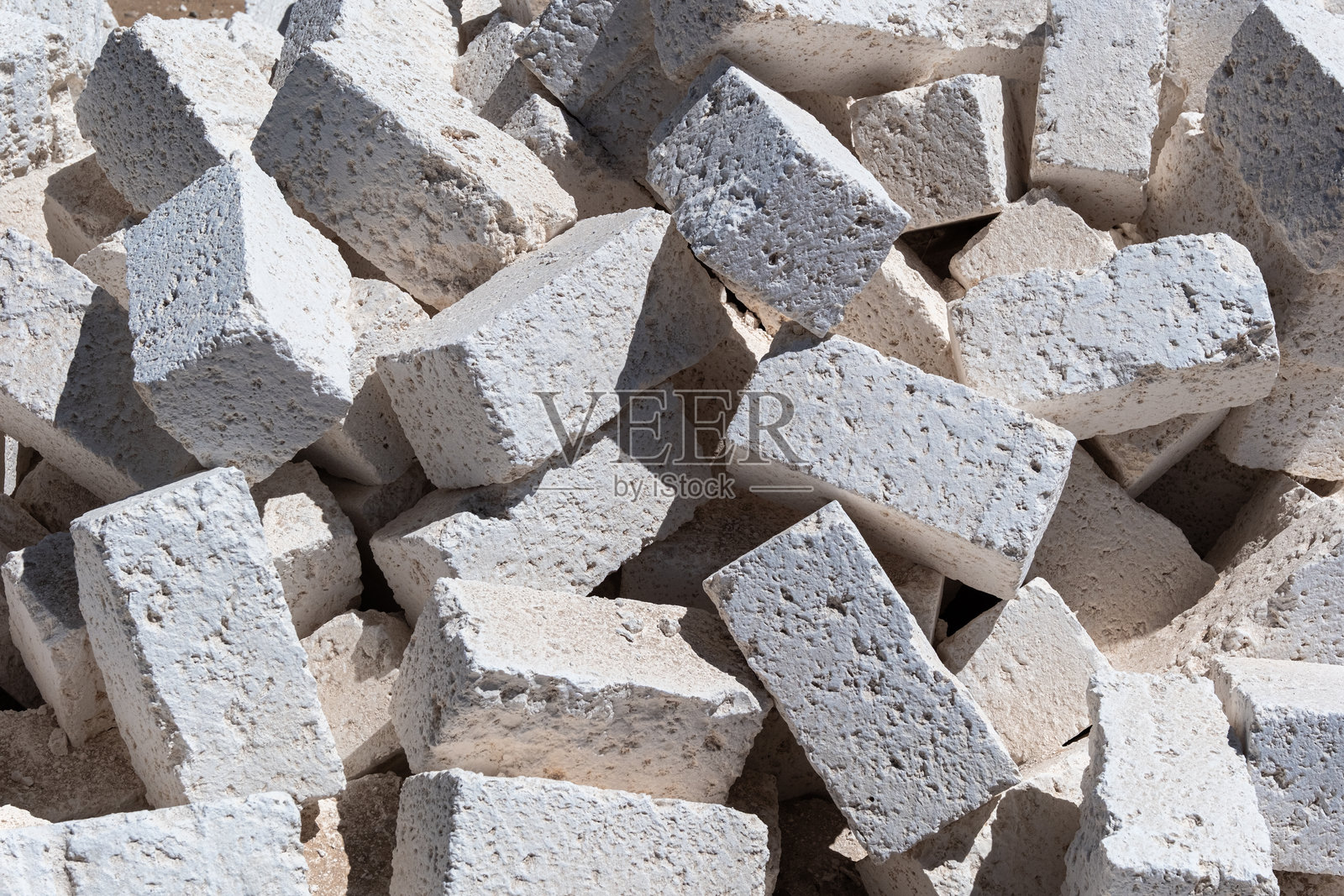 用于建筑的白色混凝土基础块，建筑材料和工地准备照片摄影图片