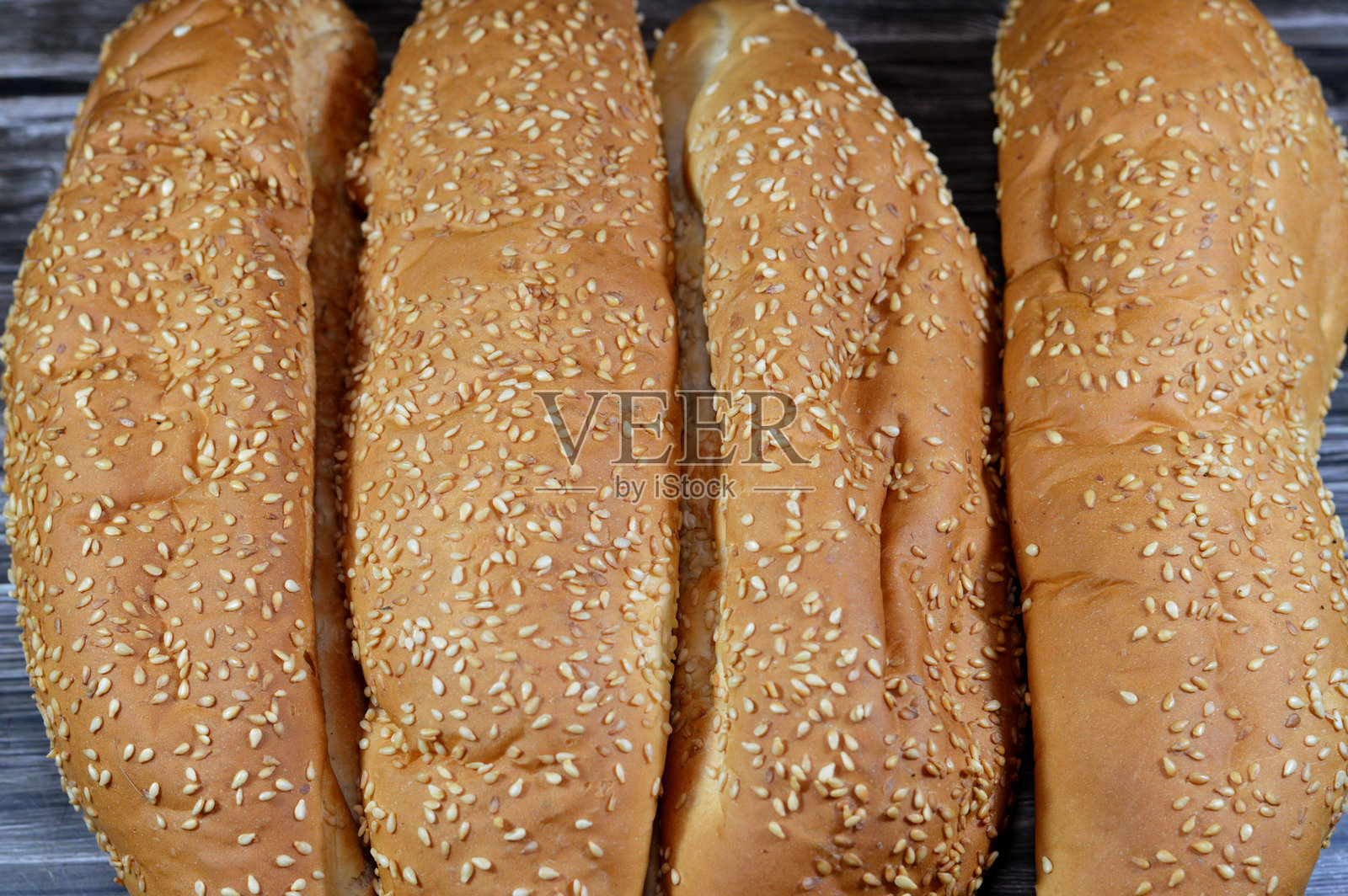 长芝麻面包，刚出炉的法式芬诺面包，适合填充，通常填充咸味馅料。照片摄影图片