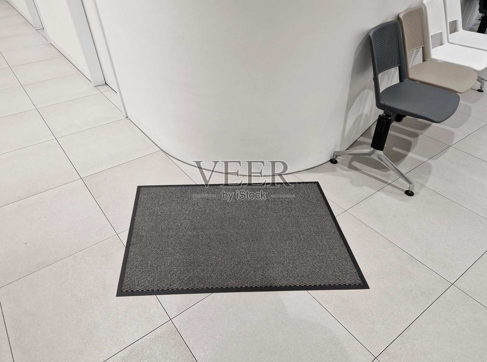 带有毛毡填充和卡式刷子的垫子，灰色铝材。轮廓嵌入在人行道以下。可更换的毛毡刷清洁鞋子并吸收水分，降低滑倒的风险。照片摄影图片