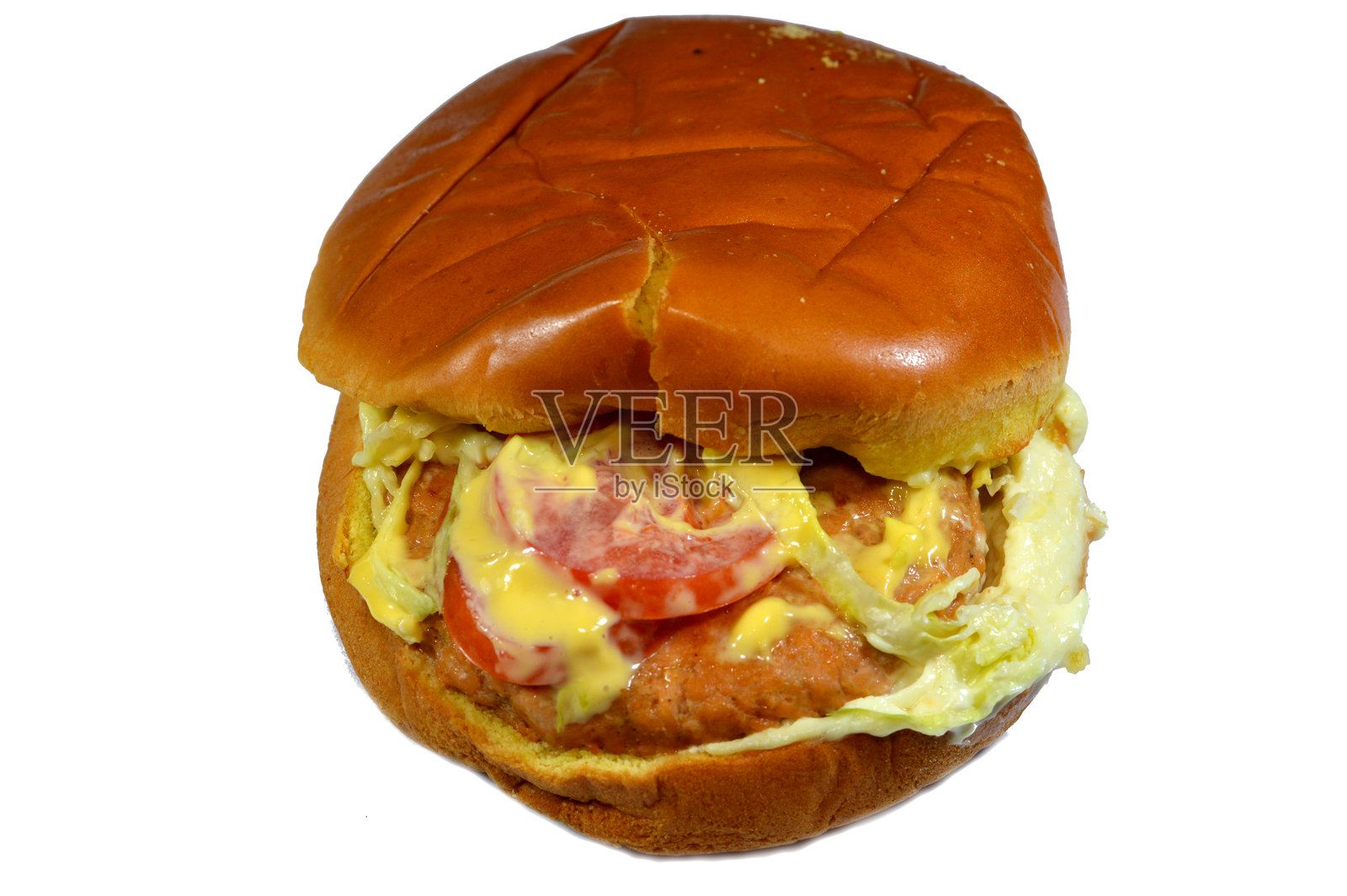 奶酪鸡肉汉堡，圆形面包夹炸鸡汉堡、熏火鸡、生菜、西红柿、浓郁美味酱和切达奶酪照片摄影图片