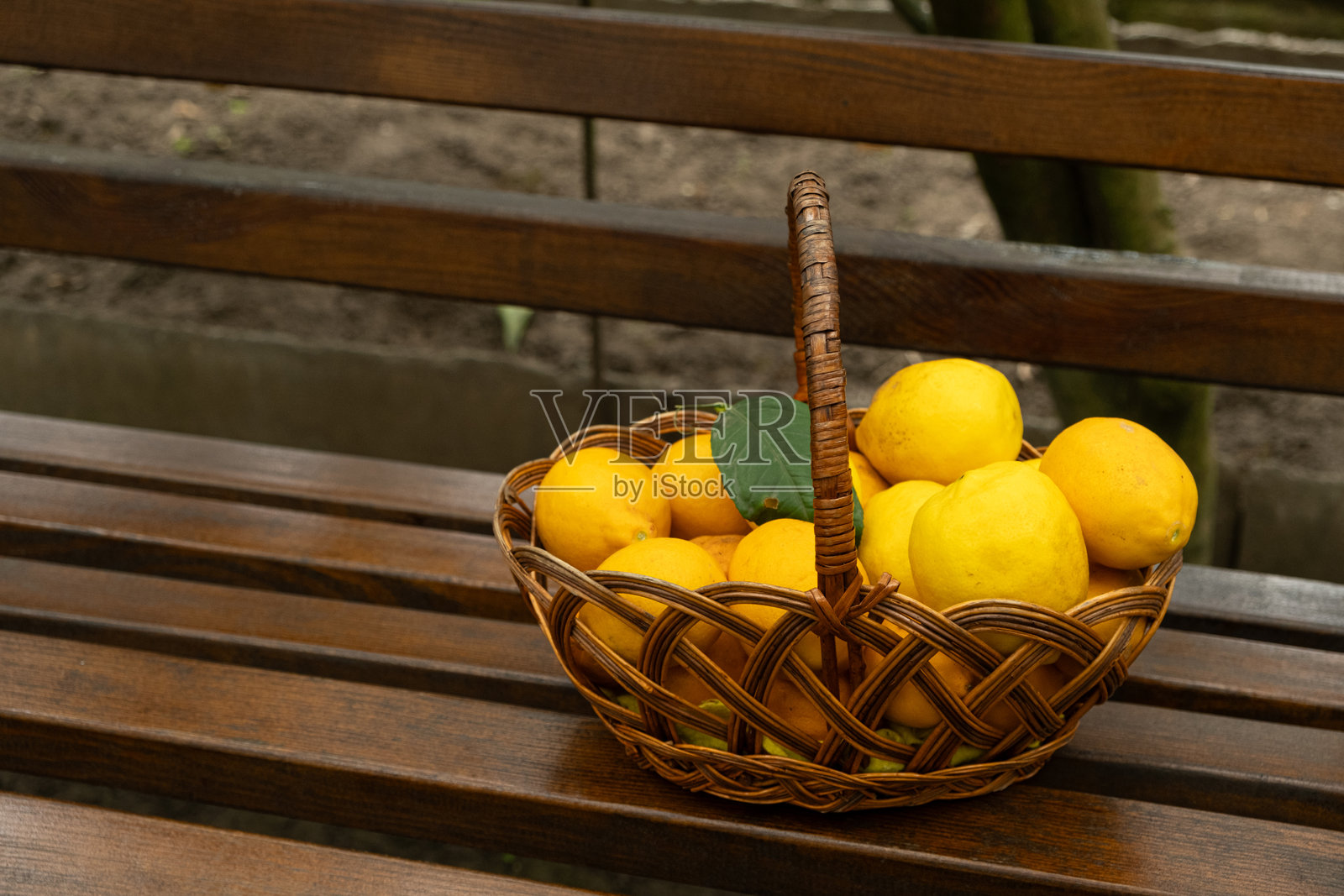 一篮新鲜成熟的柠檬特写。照片摄影图片