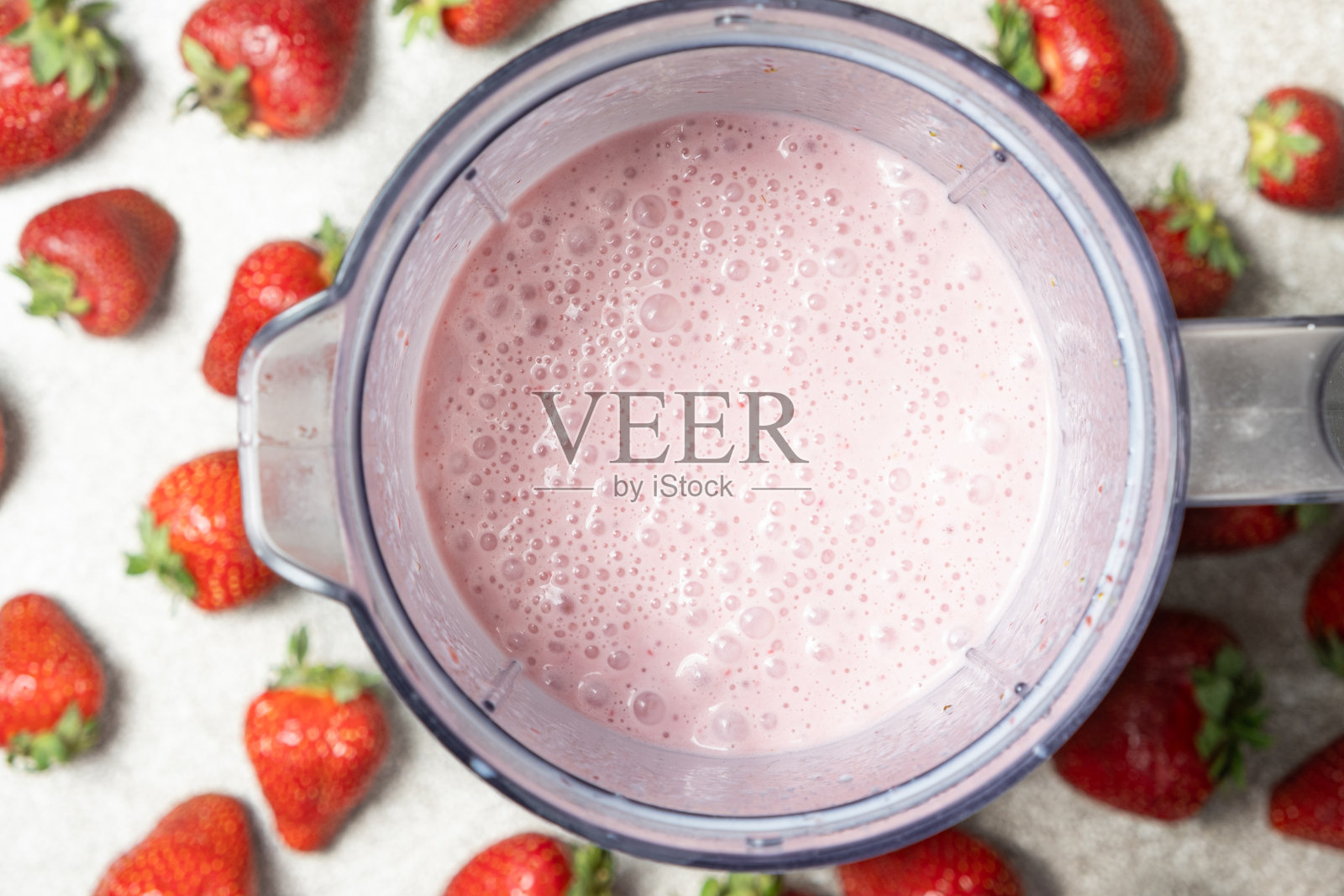 新鲜在搅拌机碗中制作的草莓奶昔，俯视图照片摄影图片