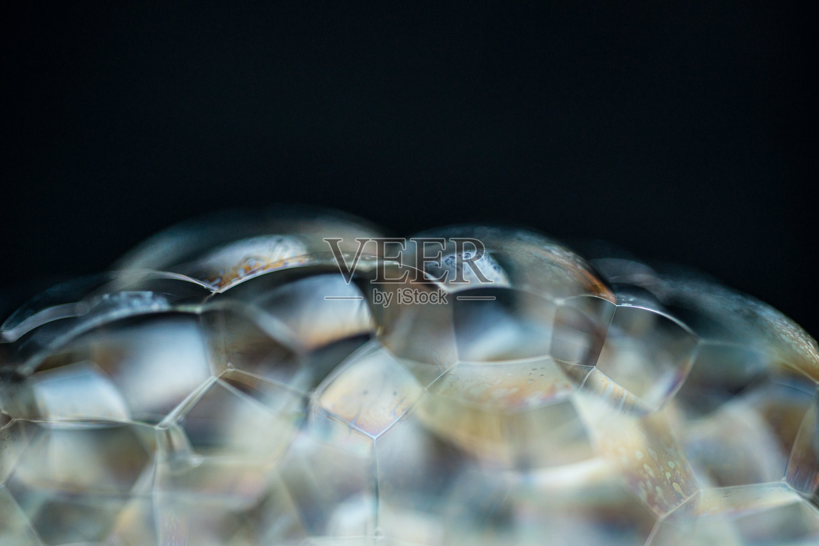 黑暗中泡沫气泡的宏观视图。照片摄影图片