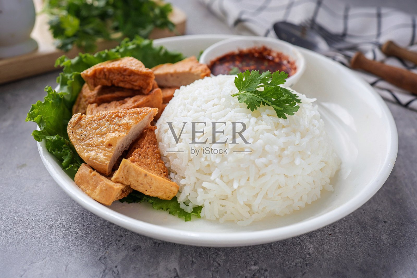 白盘上的越南炸猪肉香肠配米饭和泰式辣椒酱，俯视食物桌面照片摄影图片