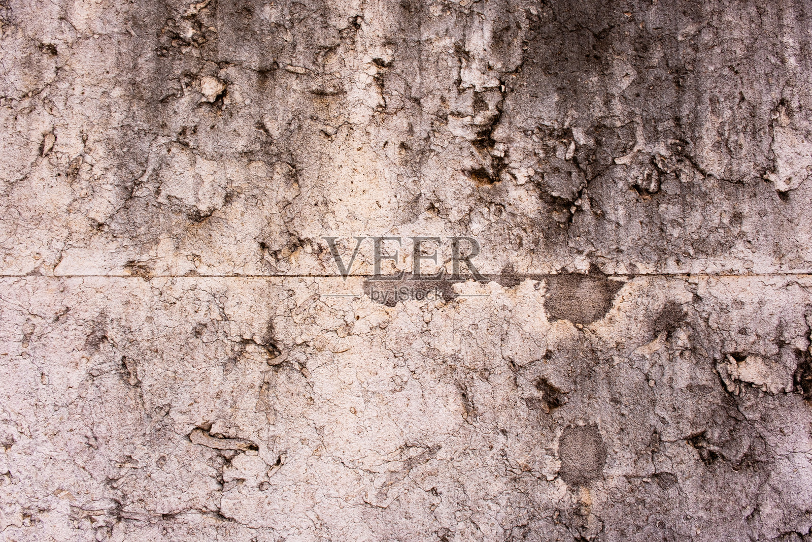 里斯本，葡萄牙的磨损和肮脏的石砖照片摄影图片