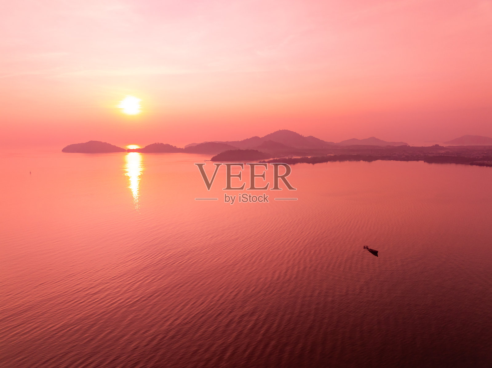 日落天空的鸟瞰图，海上美丽的自然光辉，色彩斑斓的日落天空背景，令人惊叹的云彩和波浪在日出天空的自然光云背景中。照片摄影图片