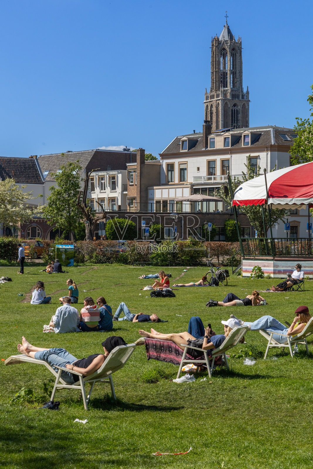 乌特勒支的勒佩伦堡公园草地上的人们。照片摄影图片