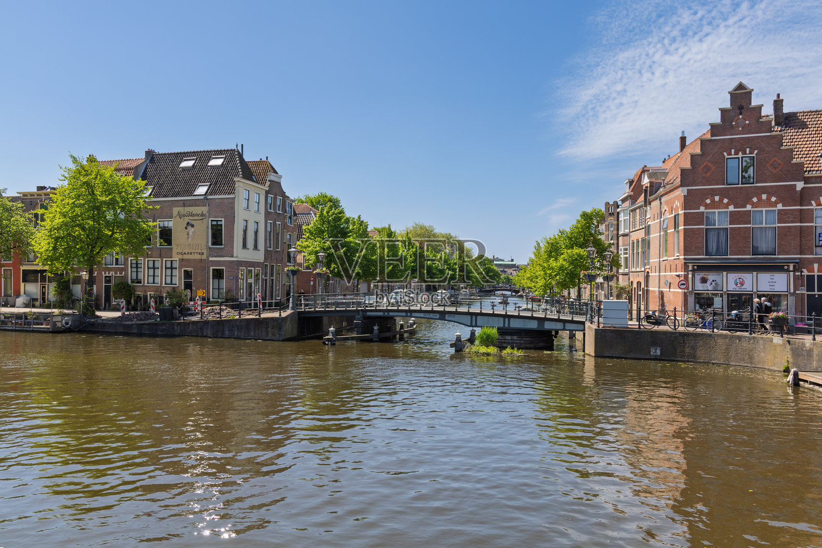 迷人的荷兰运河景色,莱顿的历史桥梁。照片摄影图片