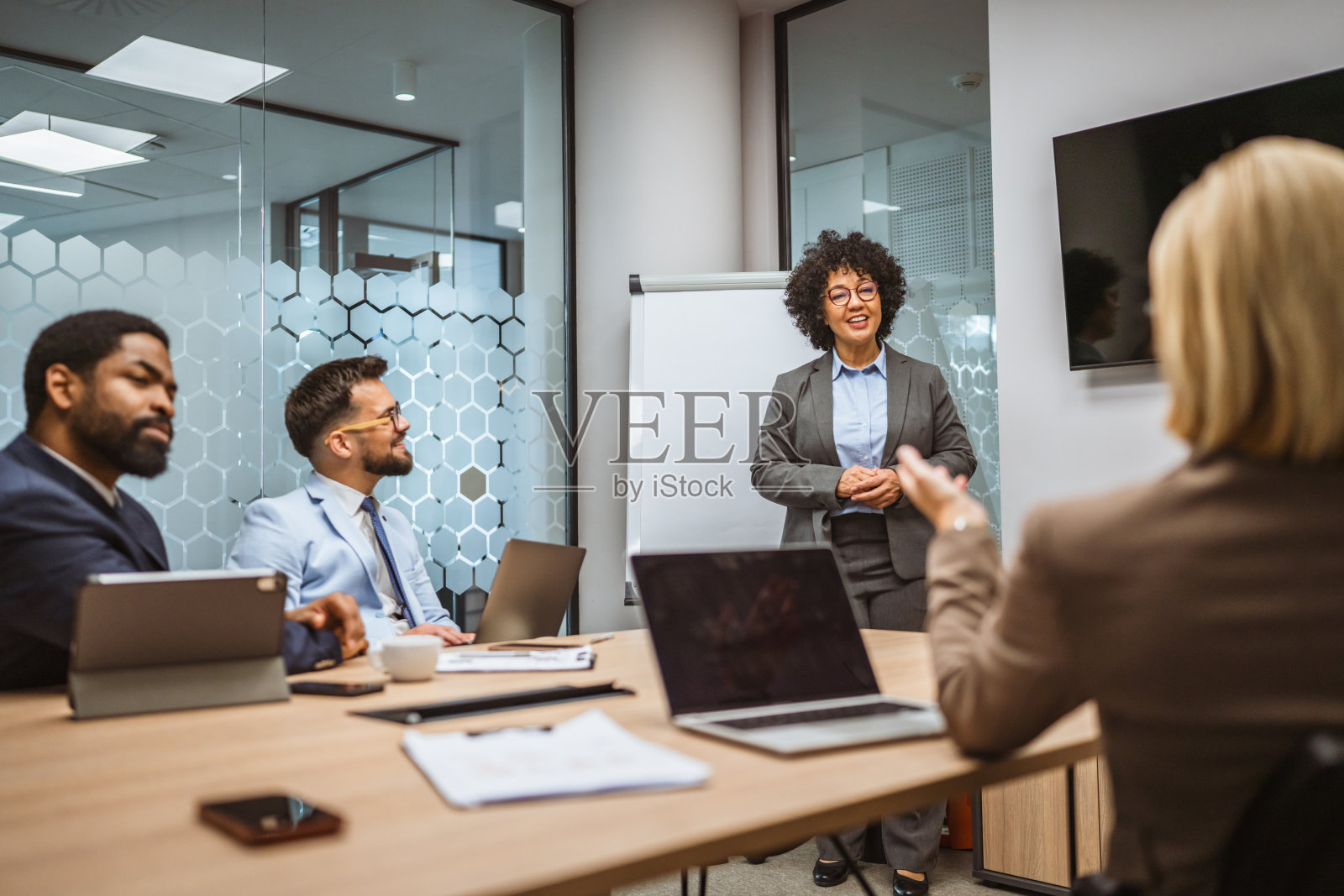成熟的女商人在办公室向同事们展示新项目照片摄影图片