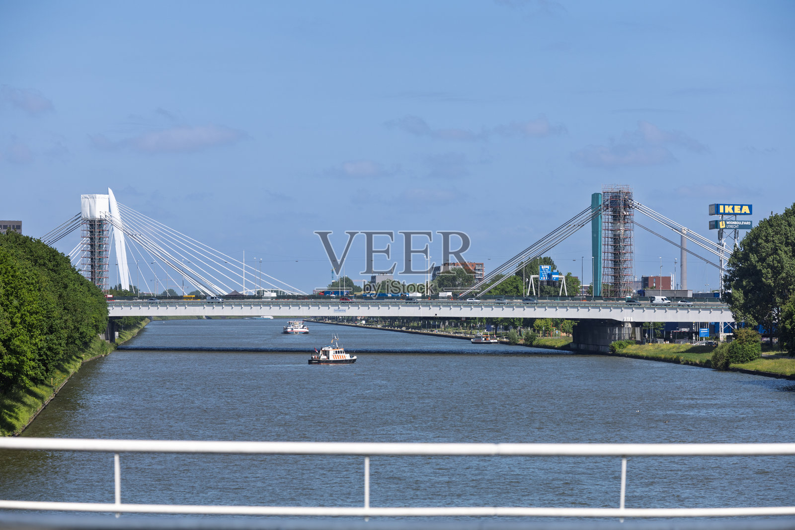 现代的加勒科普桥斜拉桥横跨乌特勒支繁忙的水道。照片摄影图片