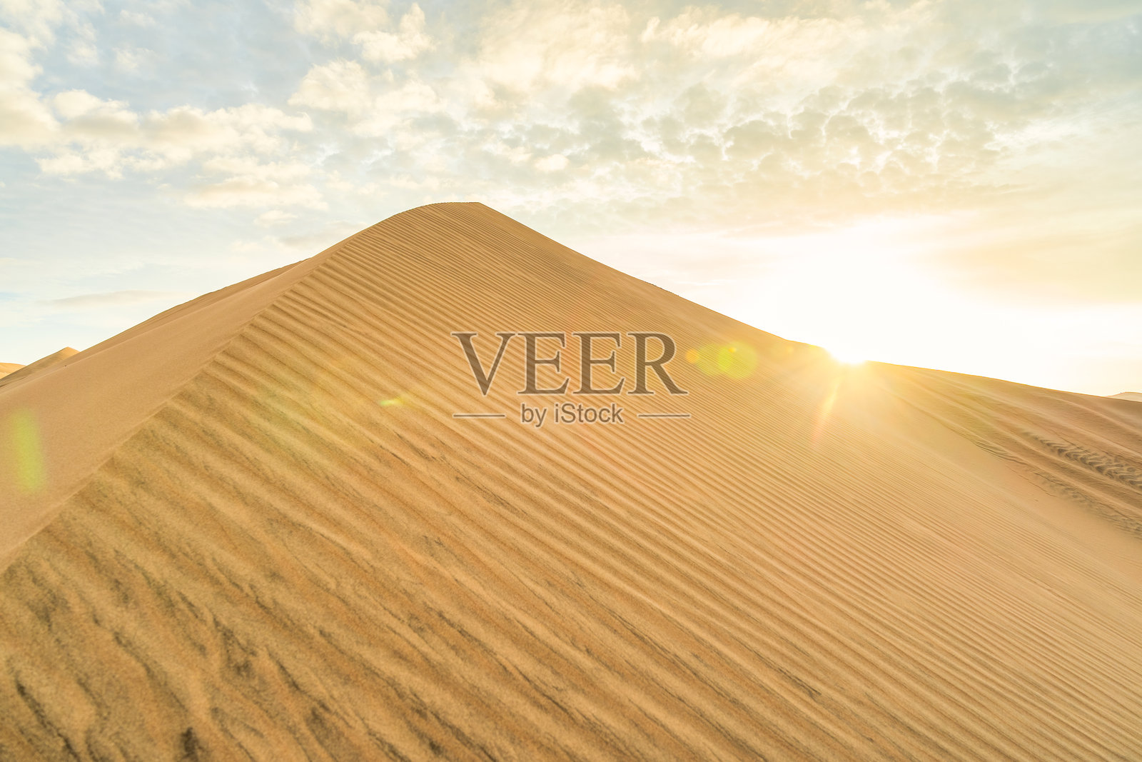 华卡奇纳附近伊卡沙漠的沙丘上洒满金色阳光照片摄影图片