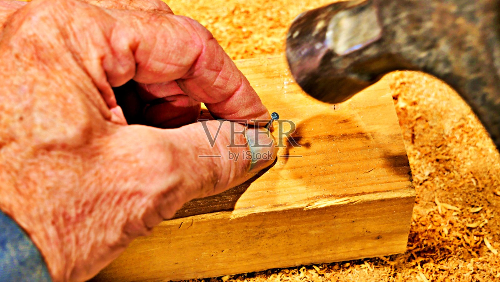 用大锤钉小钉子照片摄影图片