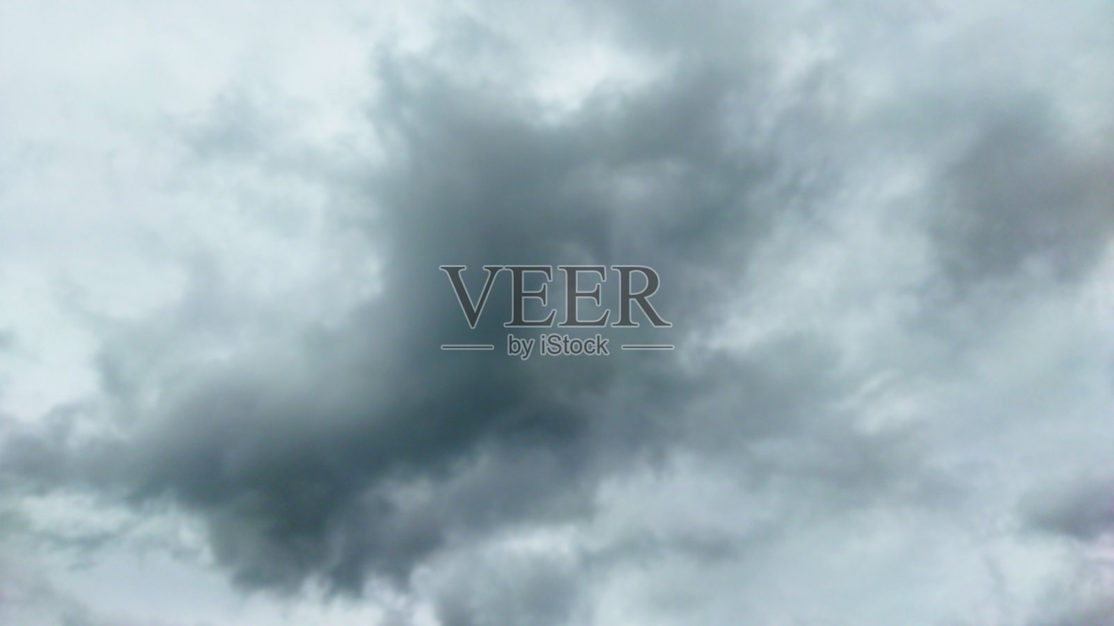 天空中乌云密布，预示着即将下雨。照片摄影图片