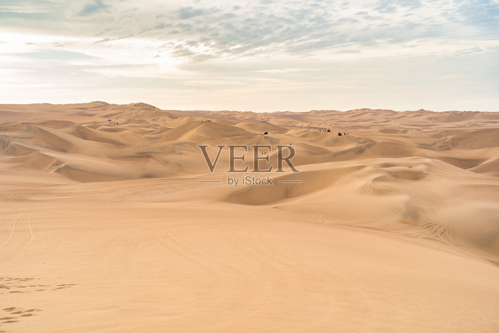 华卡奇纳附近的伊卡沙漠风景，平滑的金色沙丘照片摄影图片