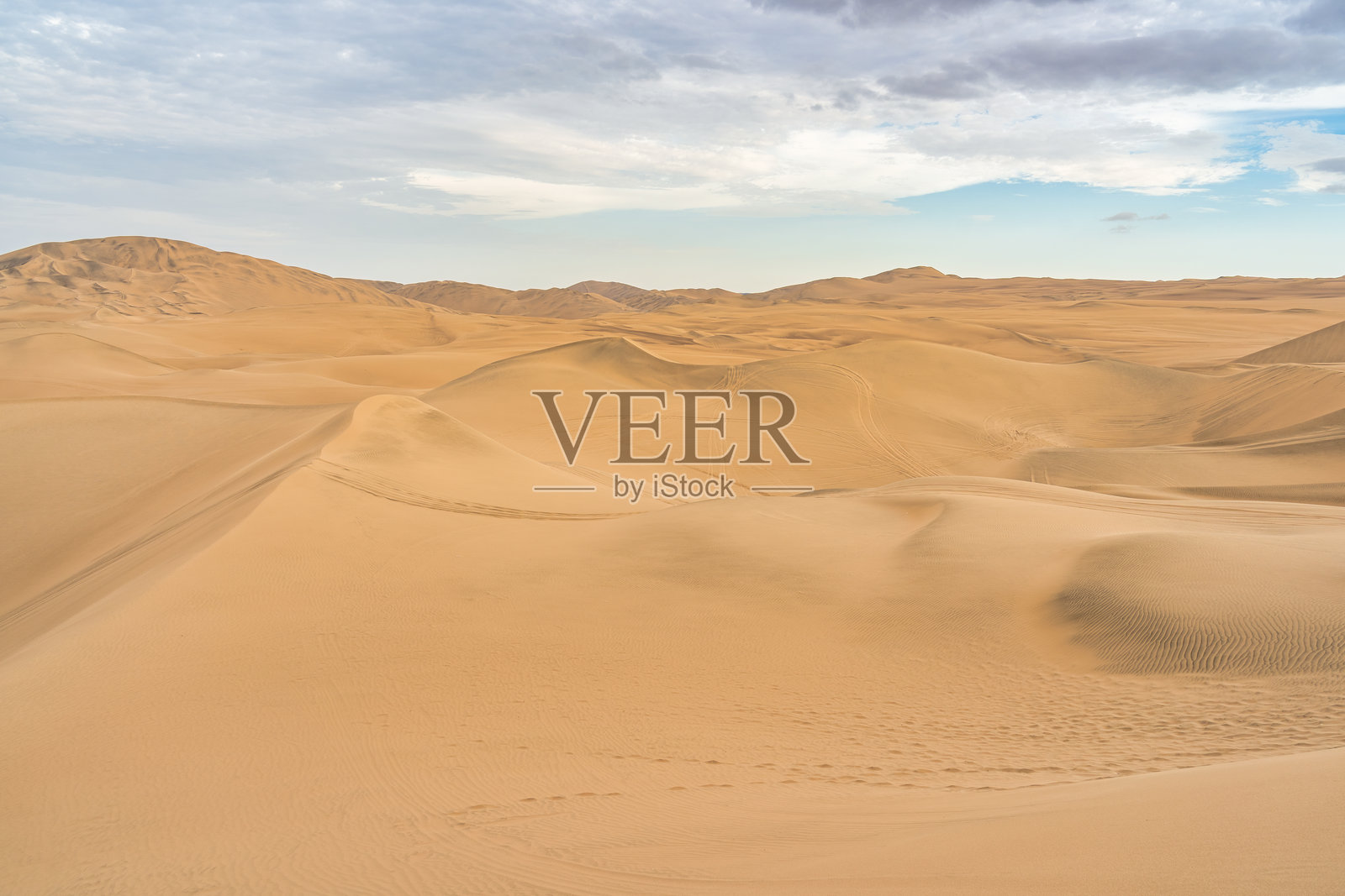 华卡奇纳附近的伊卡沙漠景观，光滑的金色沙丘照片摄影图片