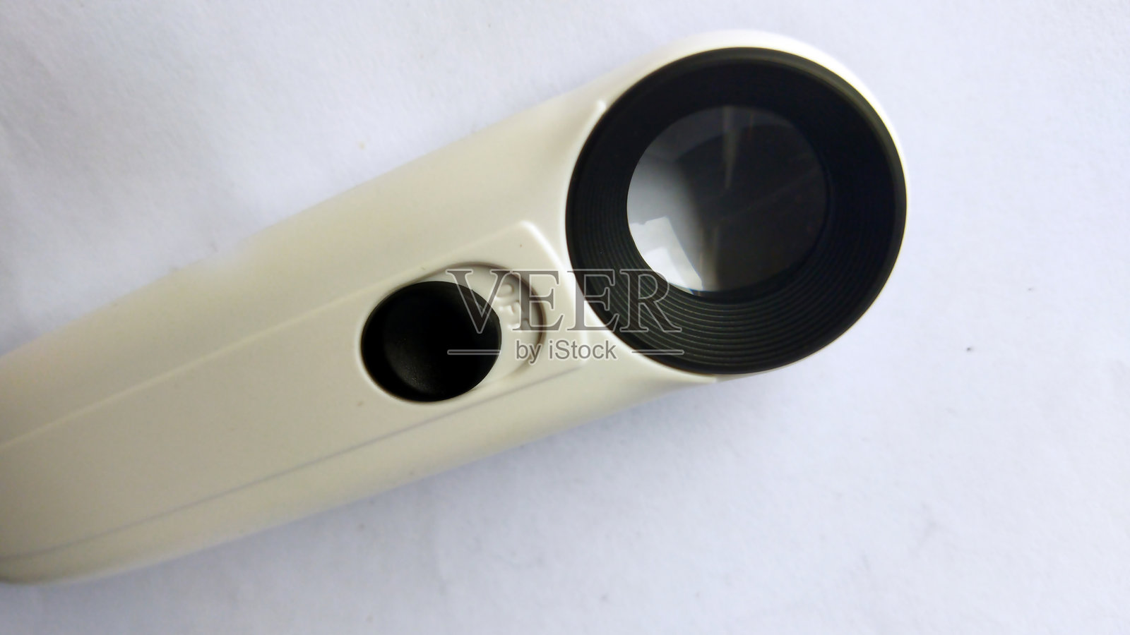 白色背景上的放大镜照片摄影图片