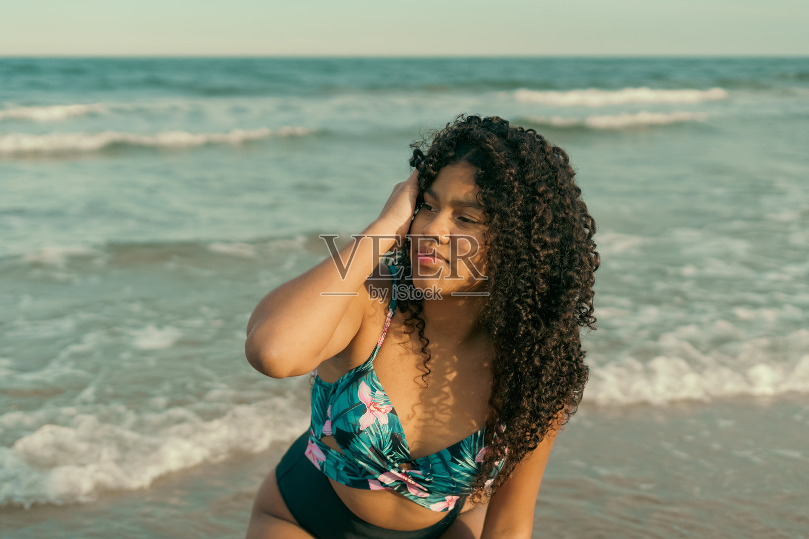 年轻女性在海滩上享受夏季假期照片摄影图片