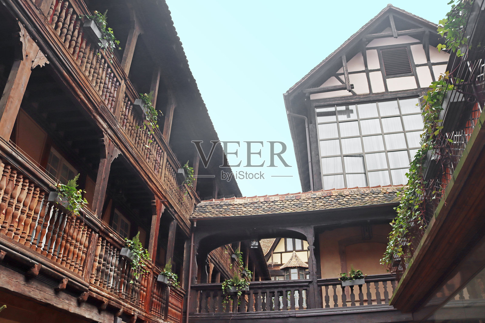 斯特拉斯堡，法国，传统的半木结构房屋内院的木阳台照片摄影图片