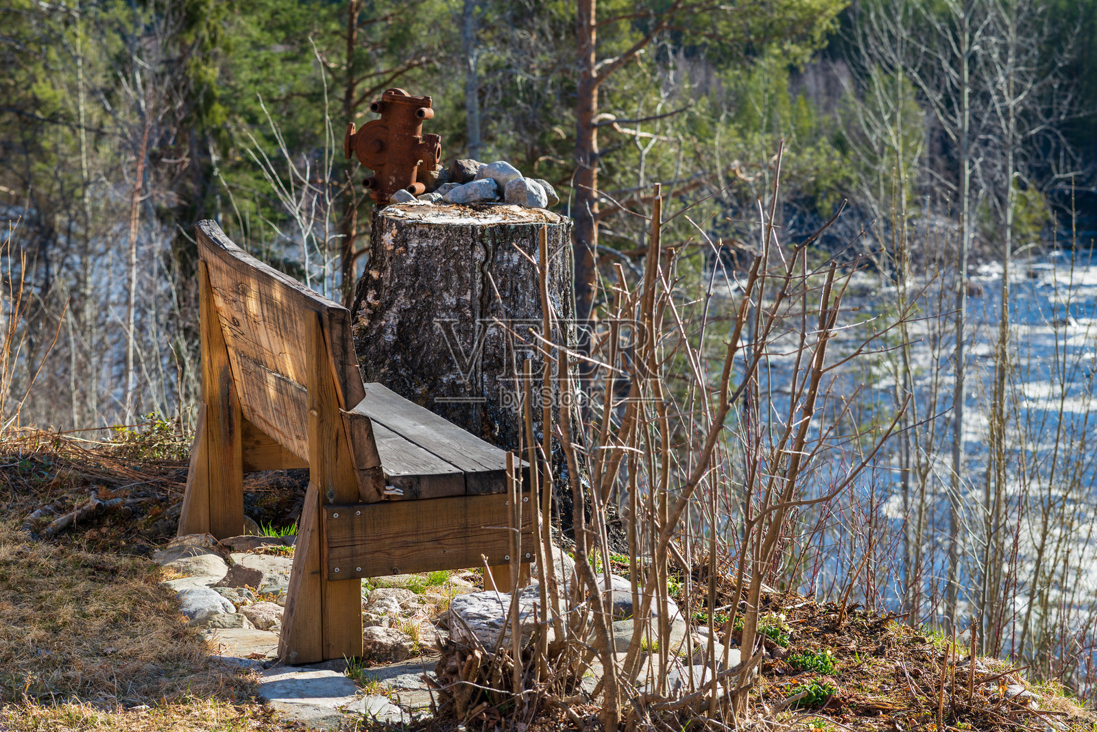 手工制作的木长椅，享有美丽的景色。照片摄影图片
