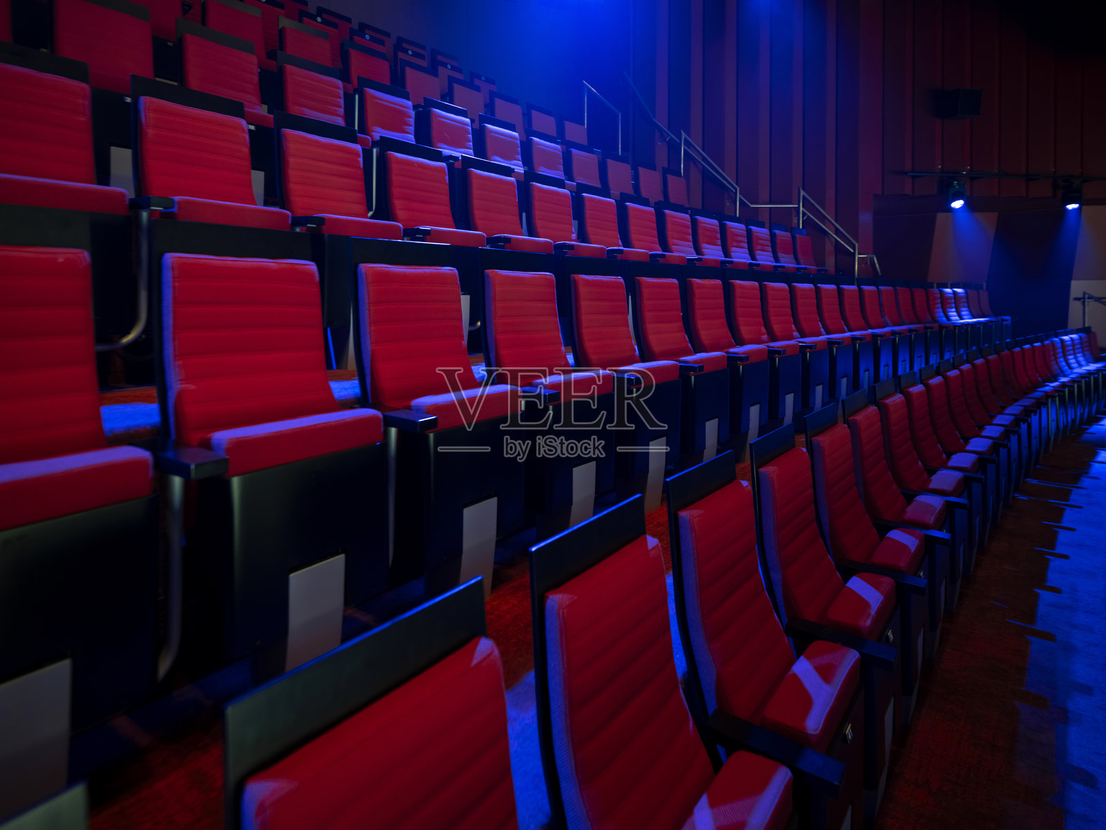 空荡荡的红色座椅静候下一场演出照片摄影图片