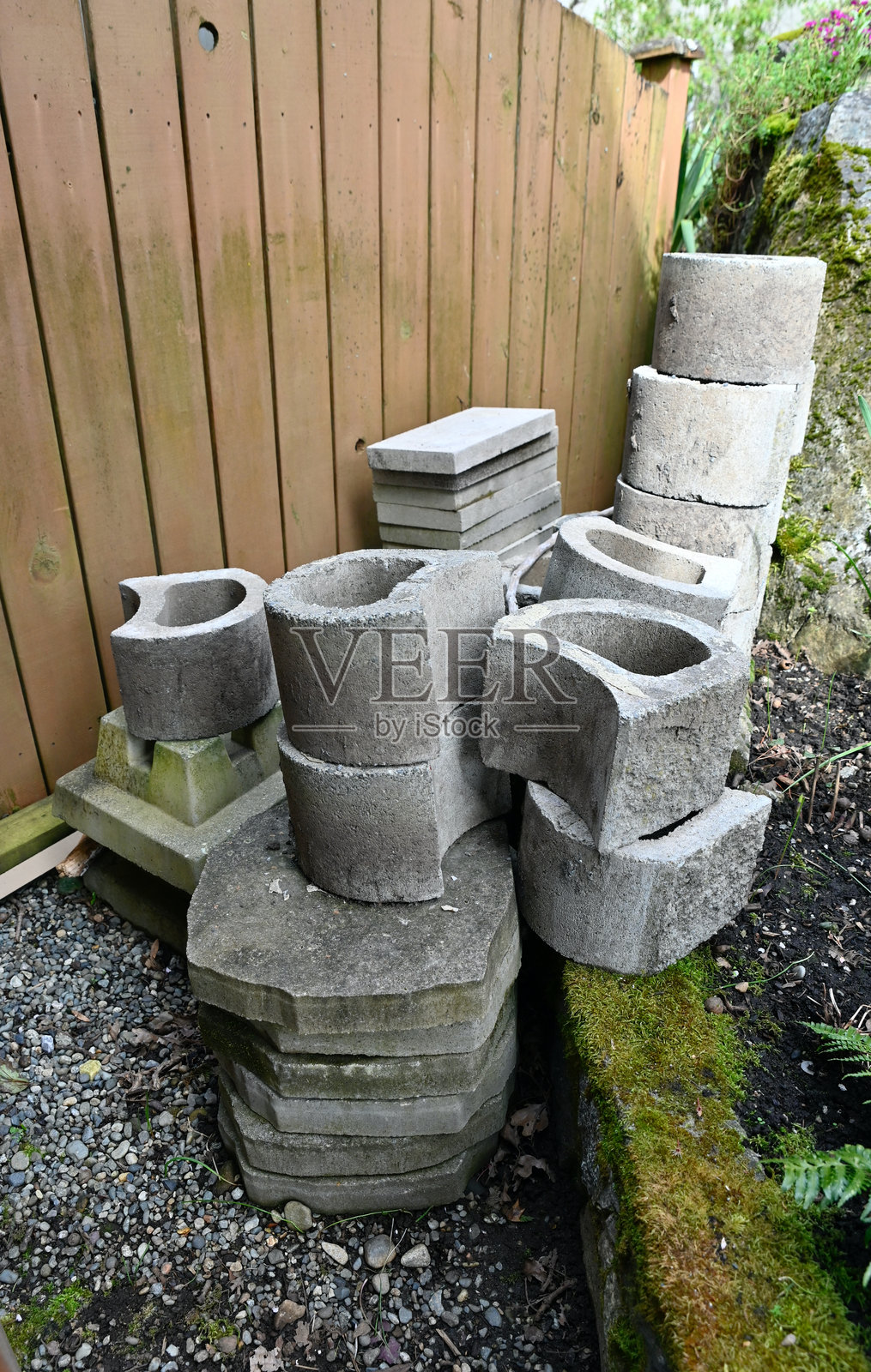 侧院堆放的景观砖块，准备用于园艺设计照片摄影图片