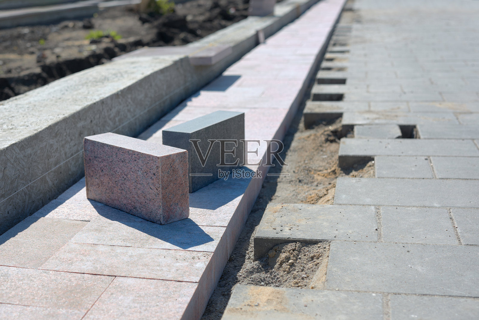 铺路砖躺在块状铺路上的景象。照片摄影图片