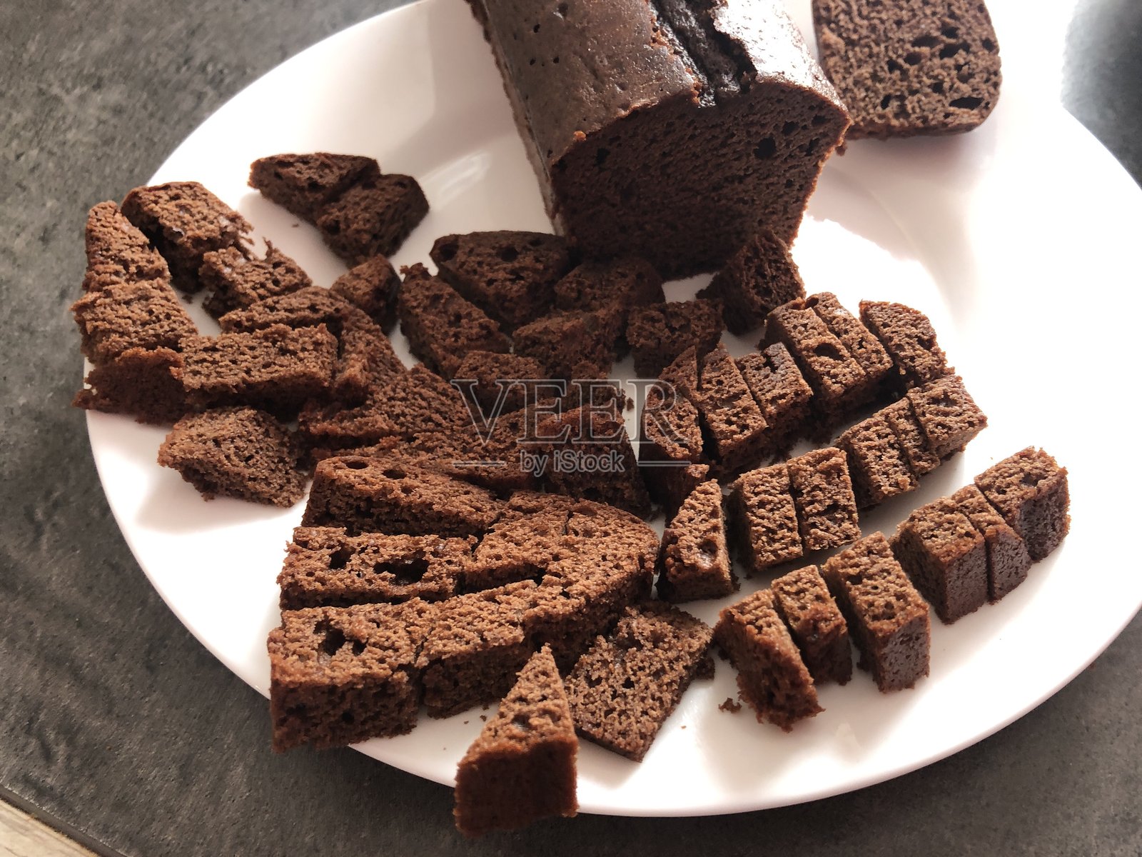 一个盘子里的巧克力蛋糕，位于法国萨尔特。照片摄影图片