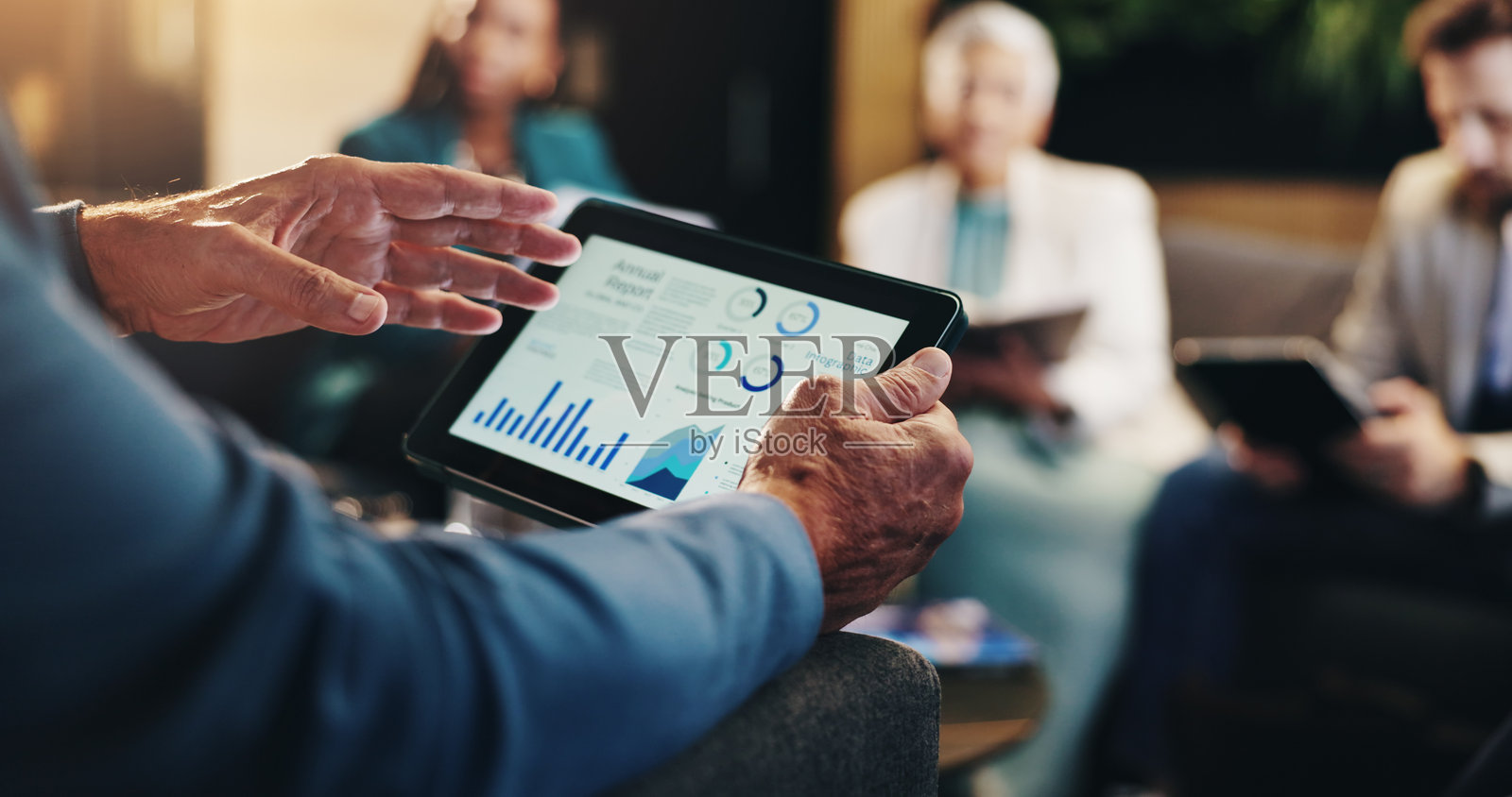 商业图表、手部和会议，平板屏幕上显示收入统计、公司业绩和财务增长。特写，投资者和预算预测、数据分析或利润报告的图表。照片摄影图片